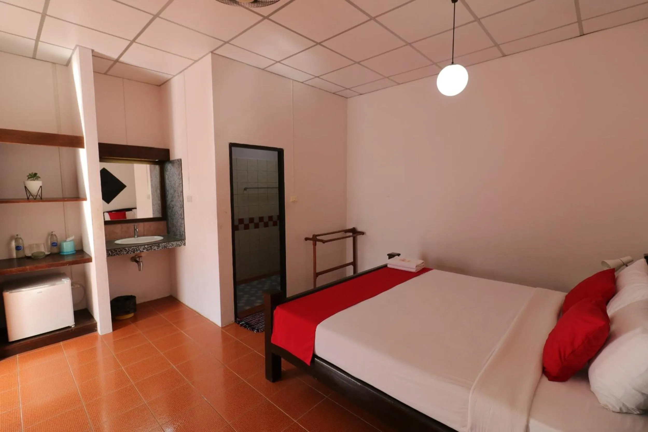 Photo of the whole room, Bed in Baan Nat The Village