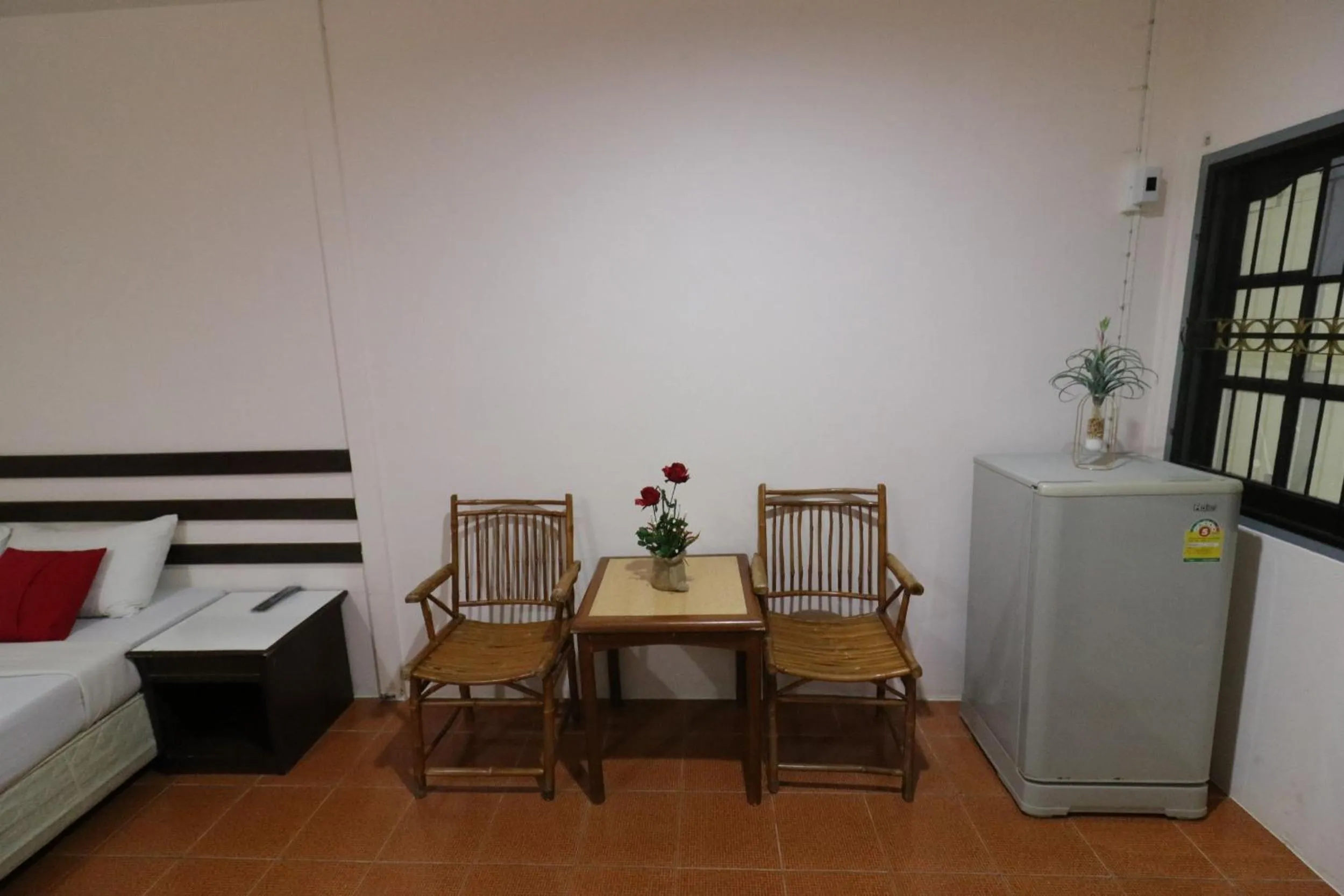 Photo of the whole room, Bed in Baan Nat The Village