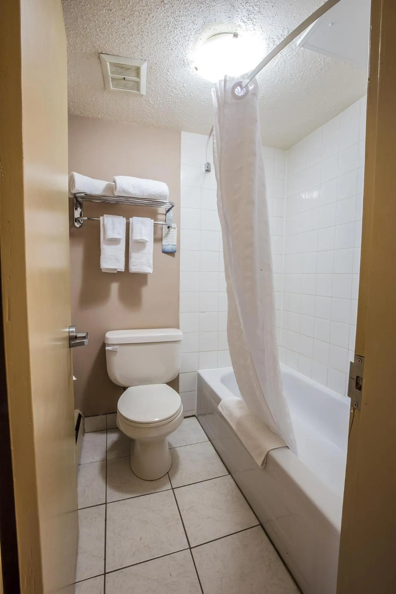 Bathroom in Canalta Stettler