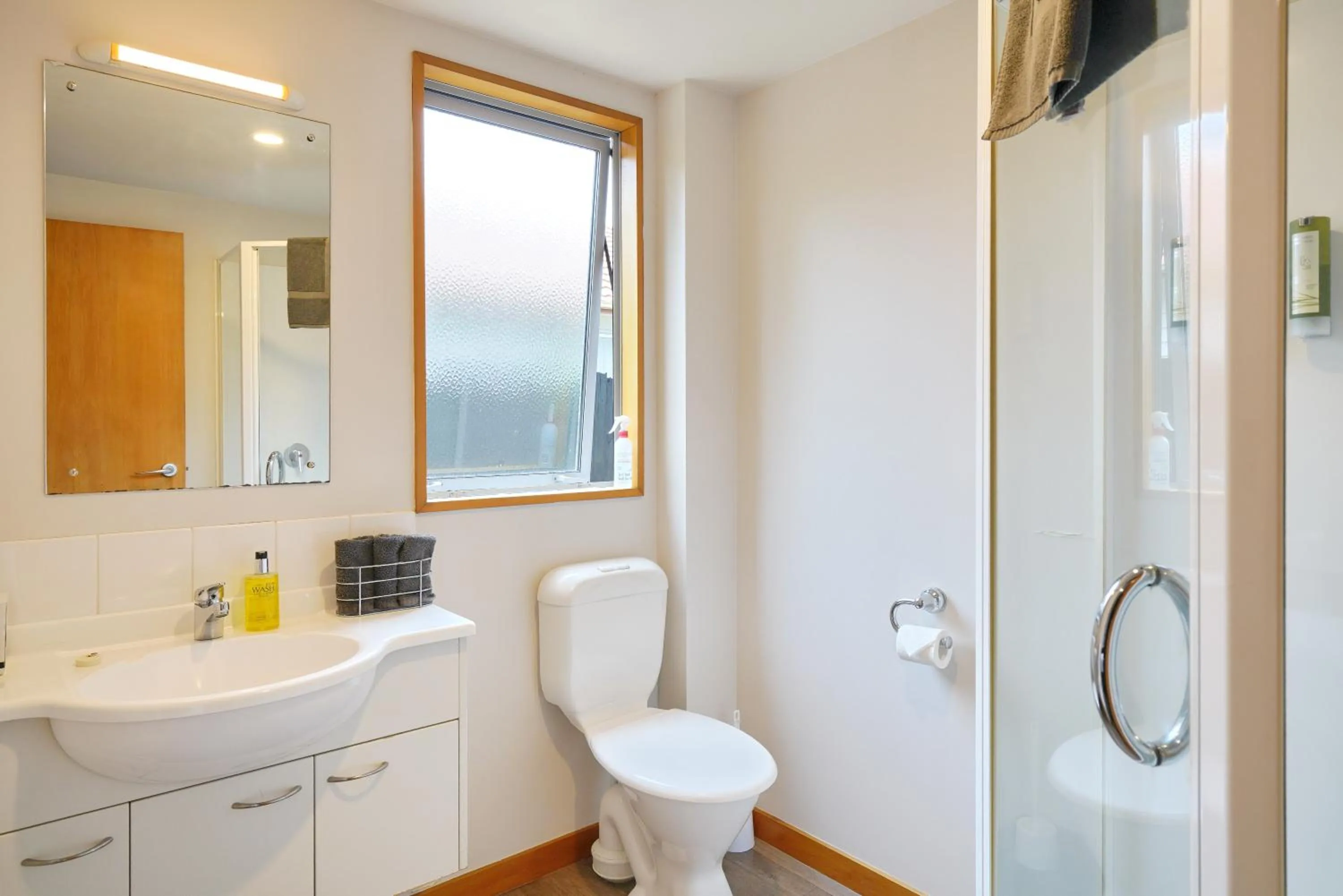 Shower in 306 Motel Apartments