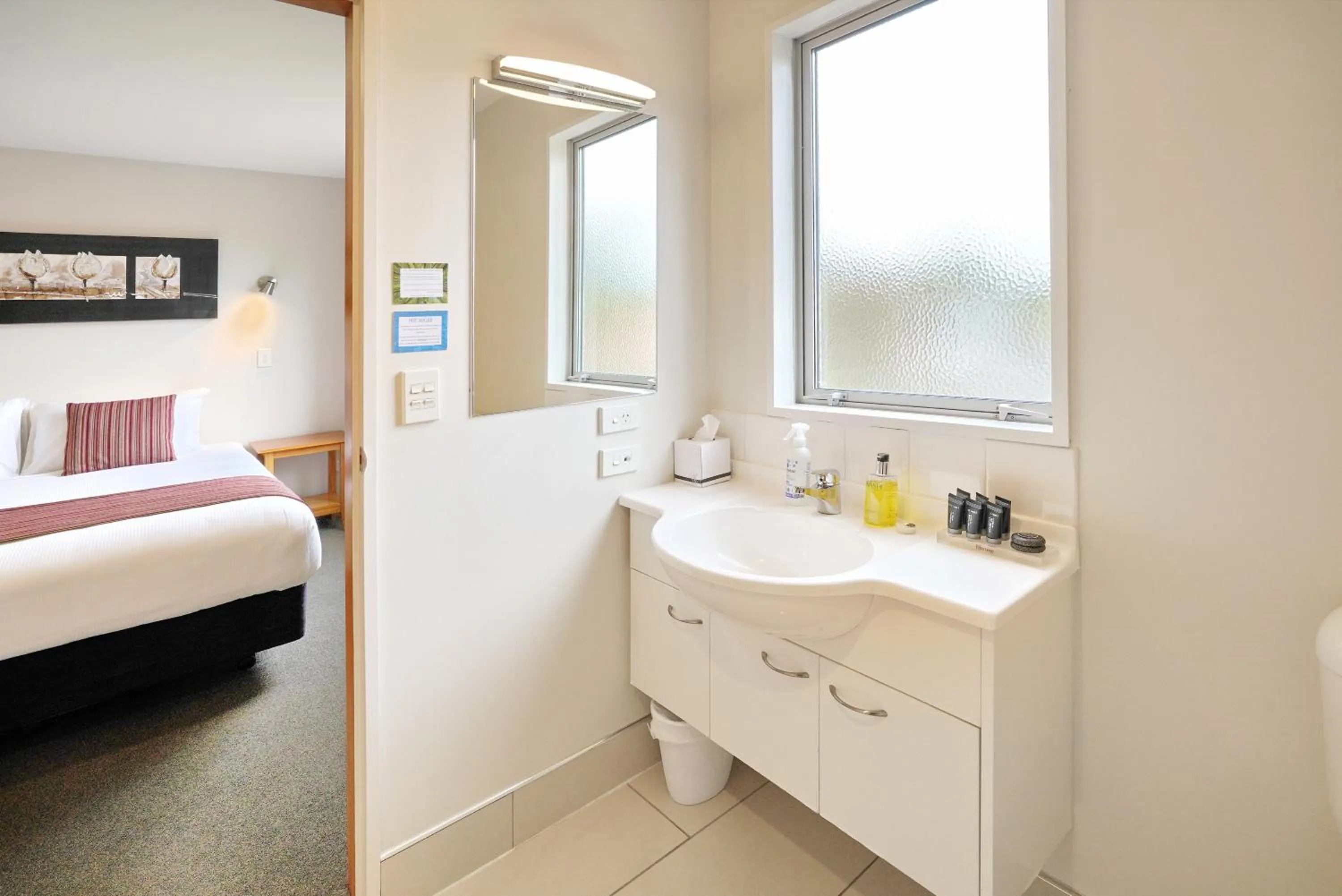 Bathroom, Bed in 306 Motel Apartments