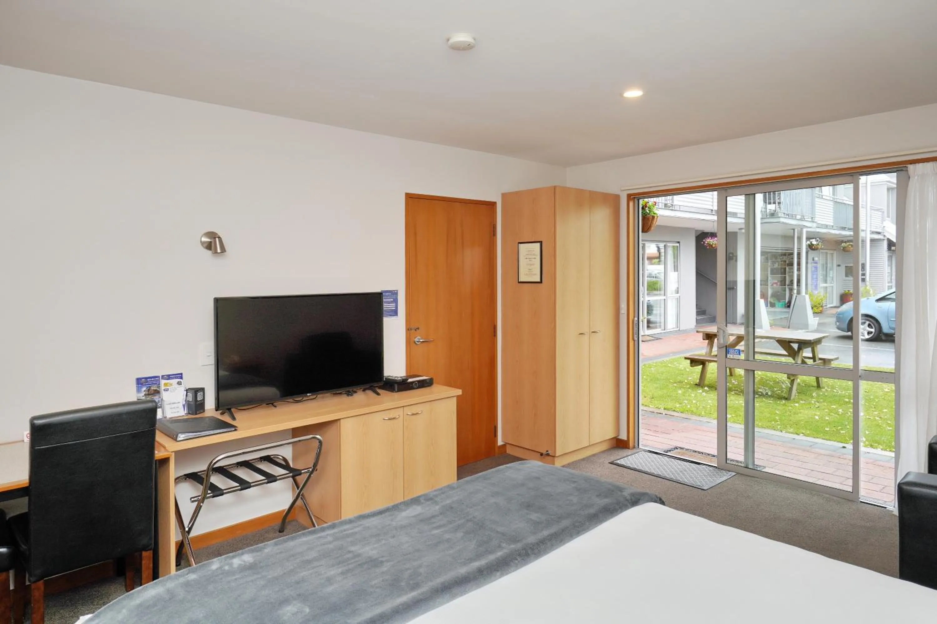 TV and multimedia, Bed in 306 Motel Apartments