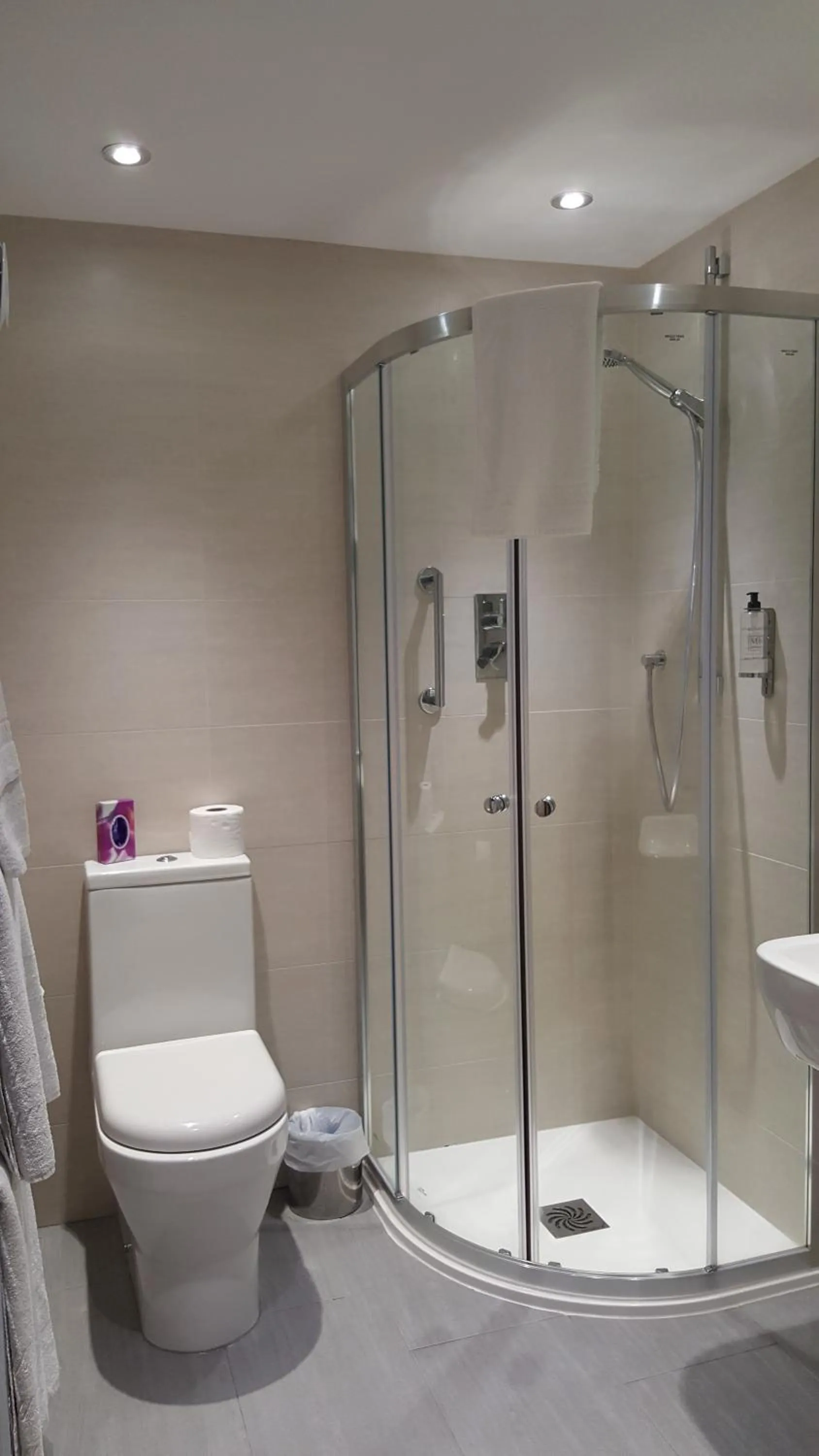 Bathroom in The Lawn Guest House Gatwick