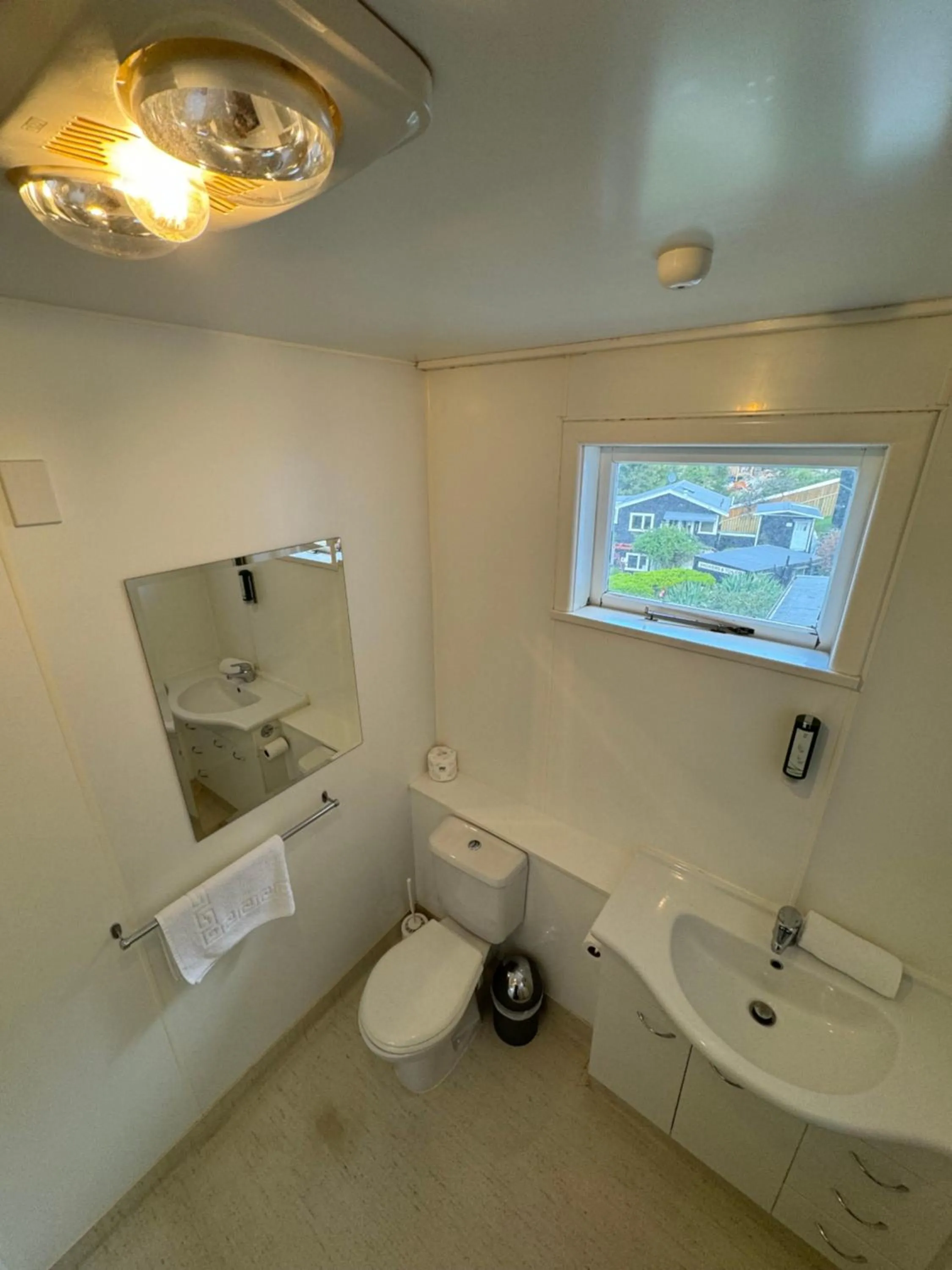 Toilet in Pinewood Queenstown