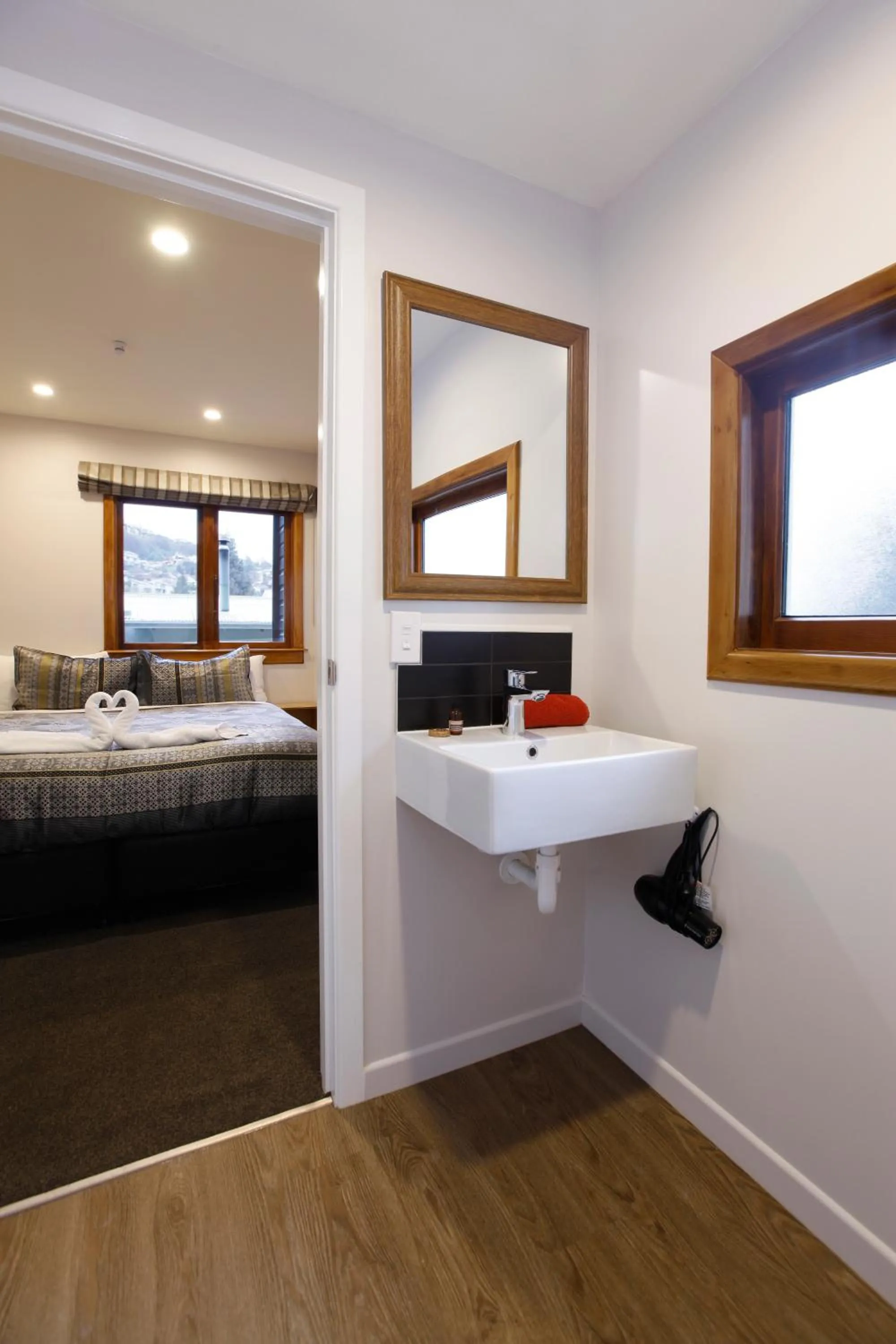 Bathroom, Bed in Pinewood Queenstown