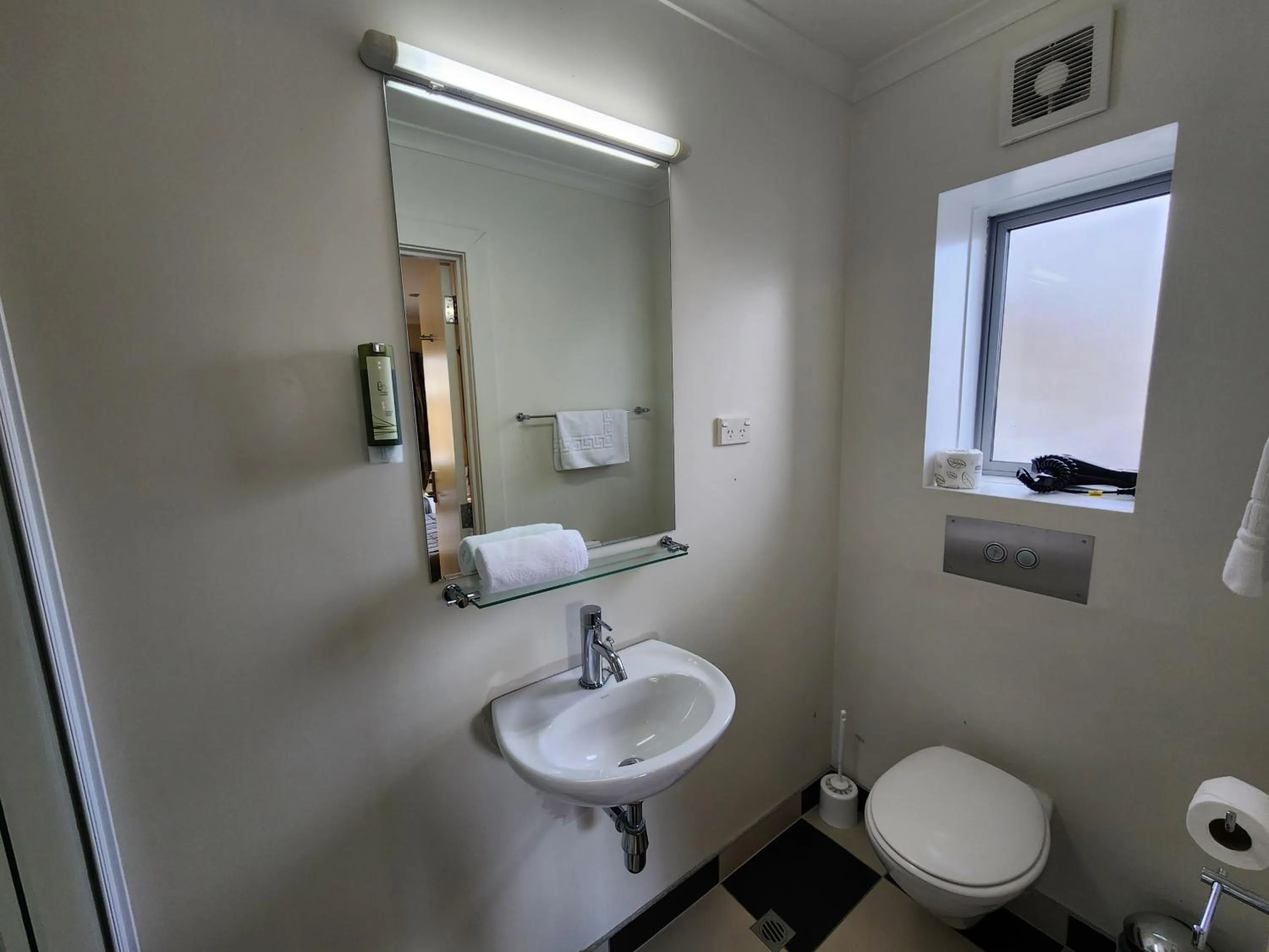 Toilet in Pinewood Queenstown