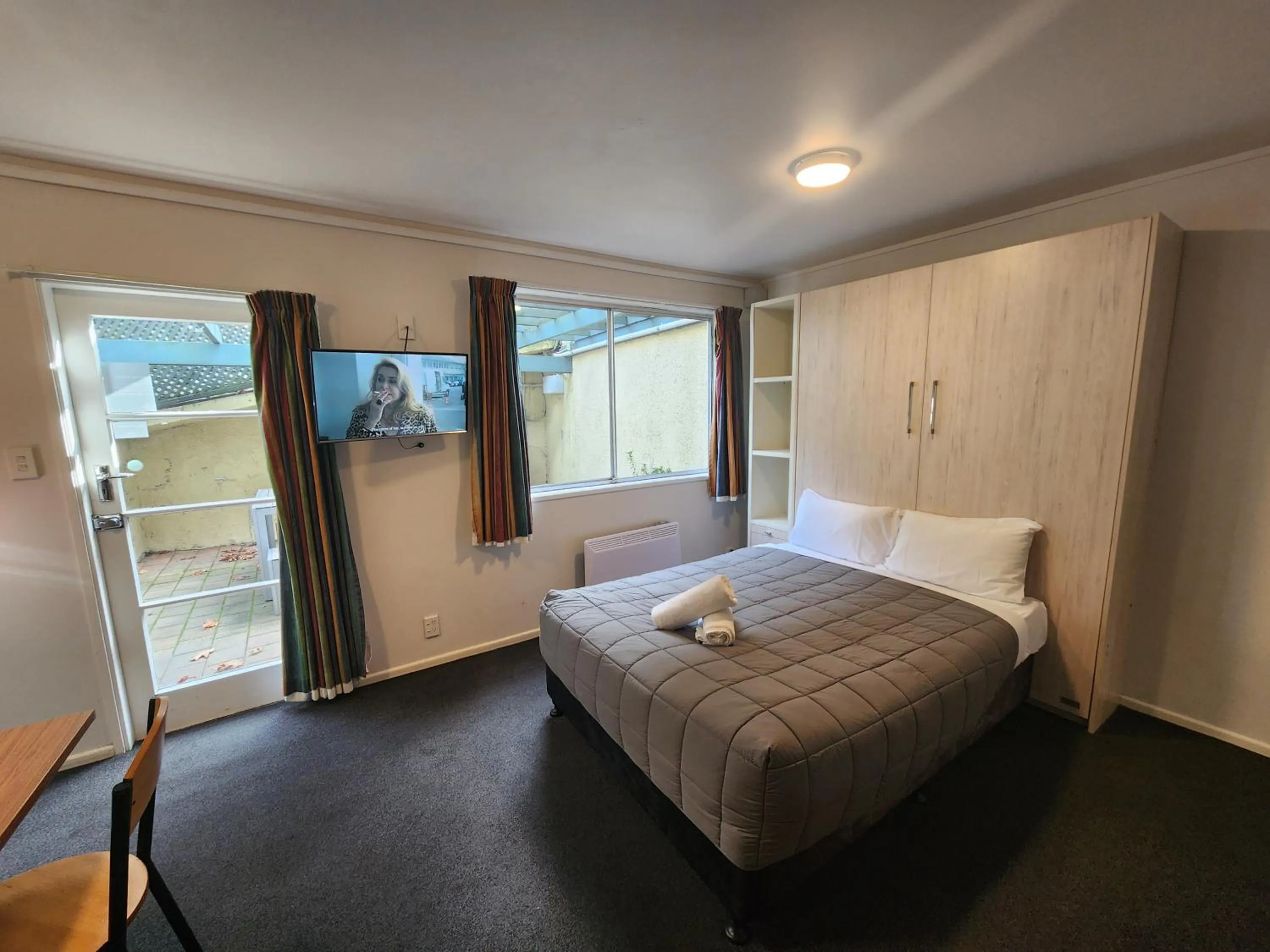 Communal lounge/ TV room, Bed in Pinewood Queenstown