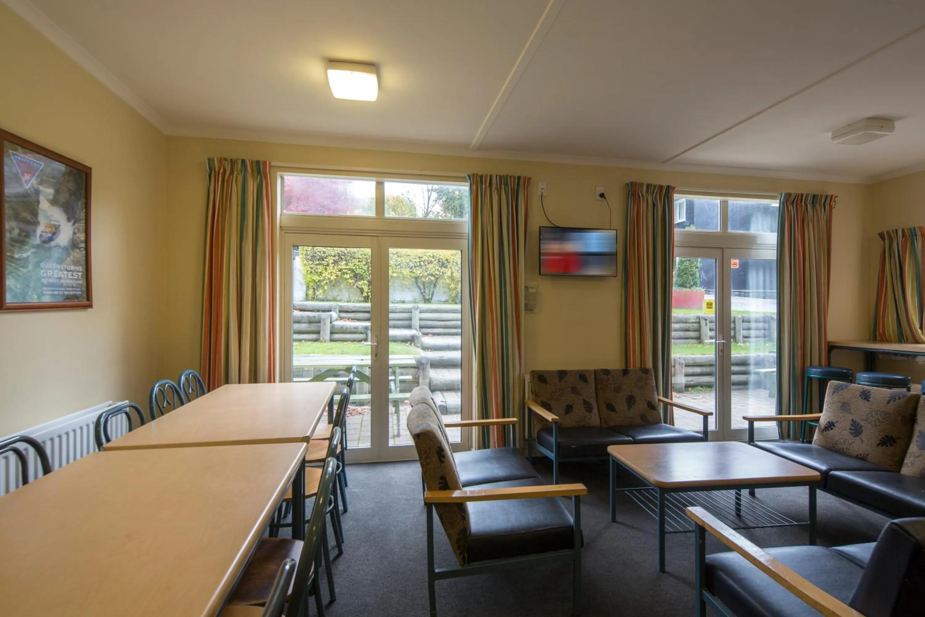 Communal lounge/ TV room in Pinewood Queenstown