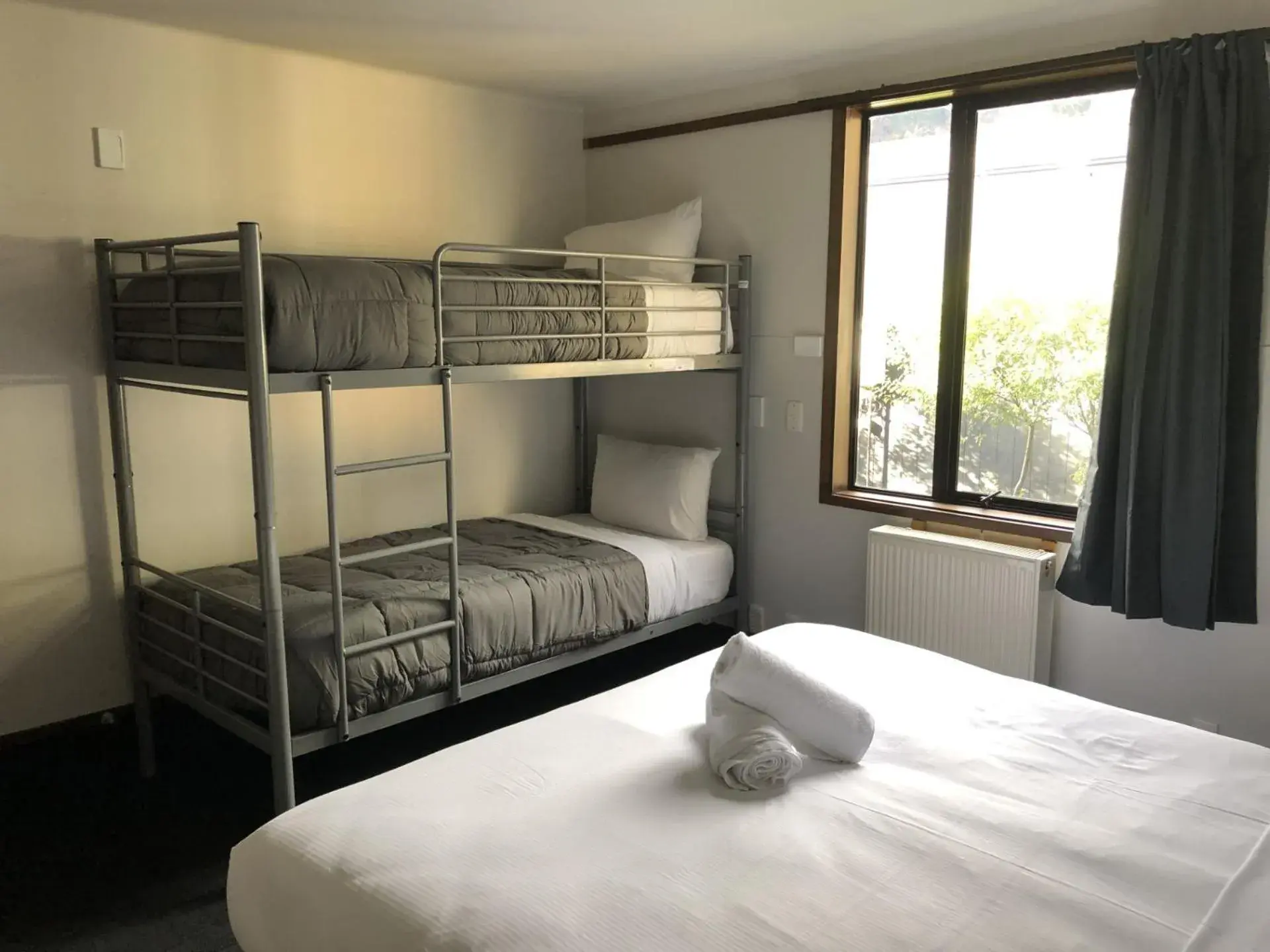 Deluxe Double Room in Pinewood Queenstown Deluxe Double Room in Pinewood Queenstown