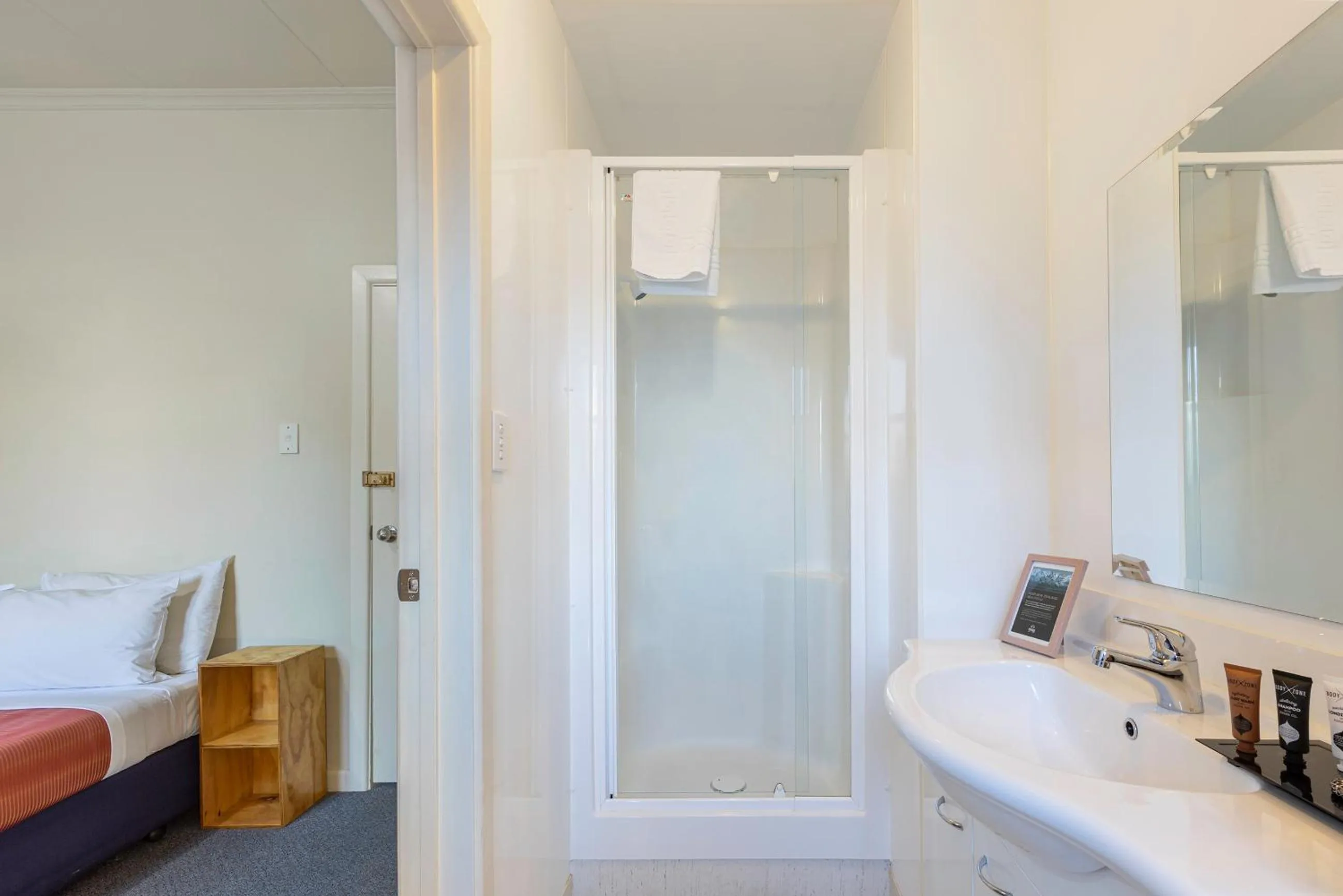 Shower, Bed in Pinewood Queenstown