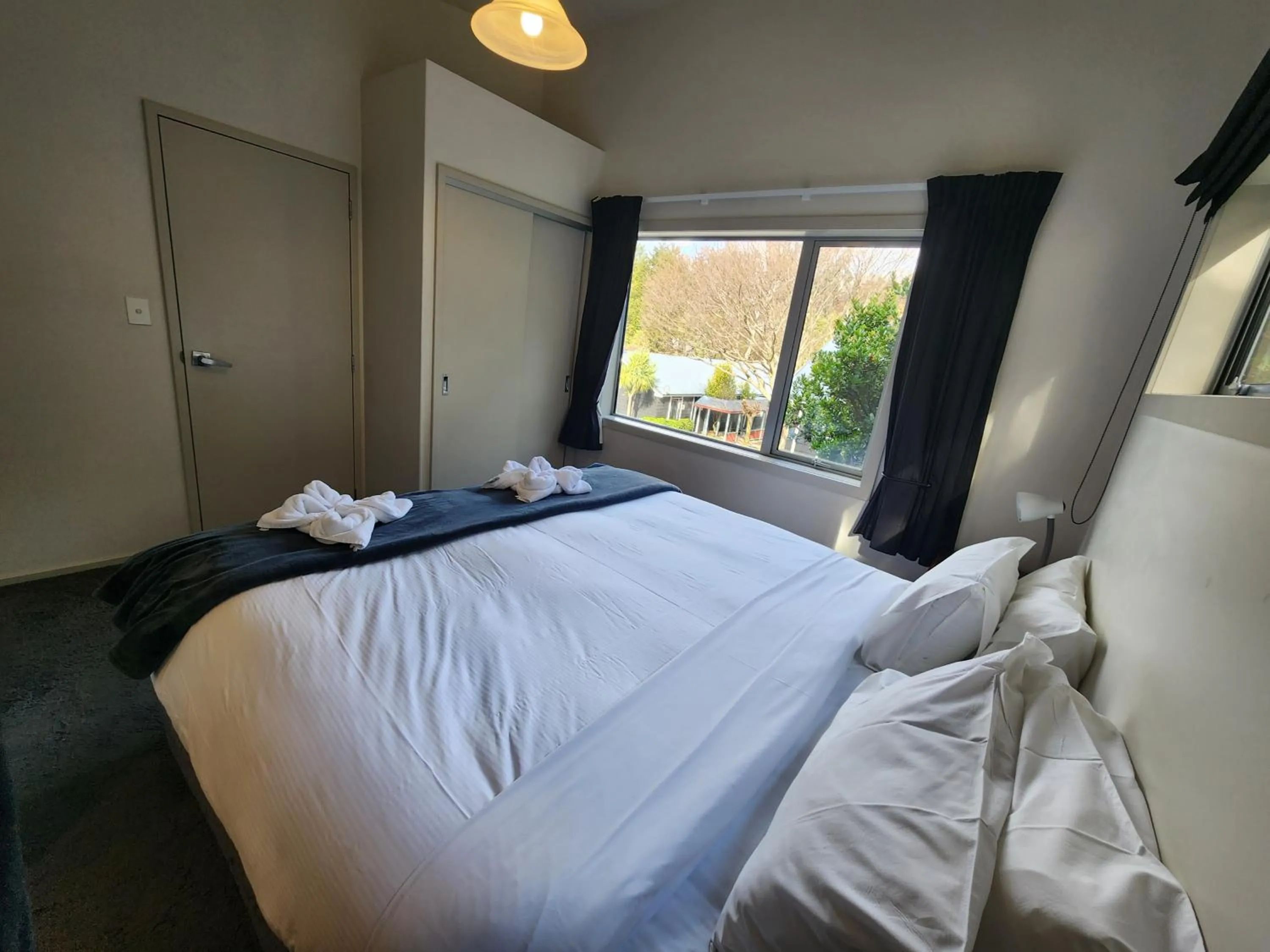 Bedroom, Bed in Pinewood Queenstown