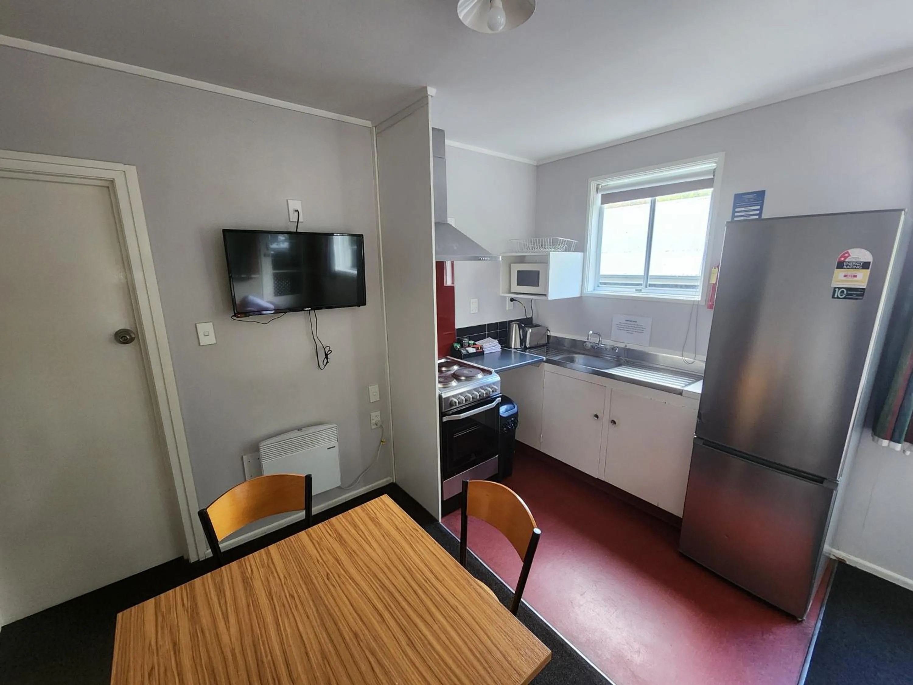 Kitchen or kitchenette in Pinewood Queenstown