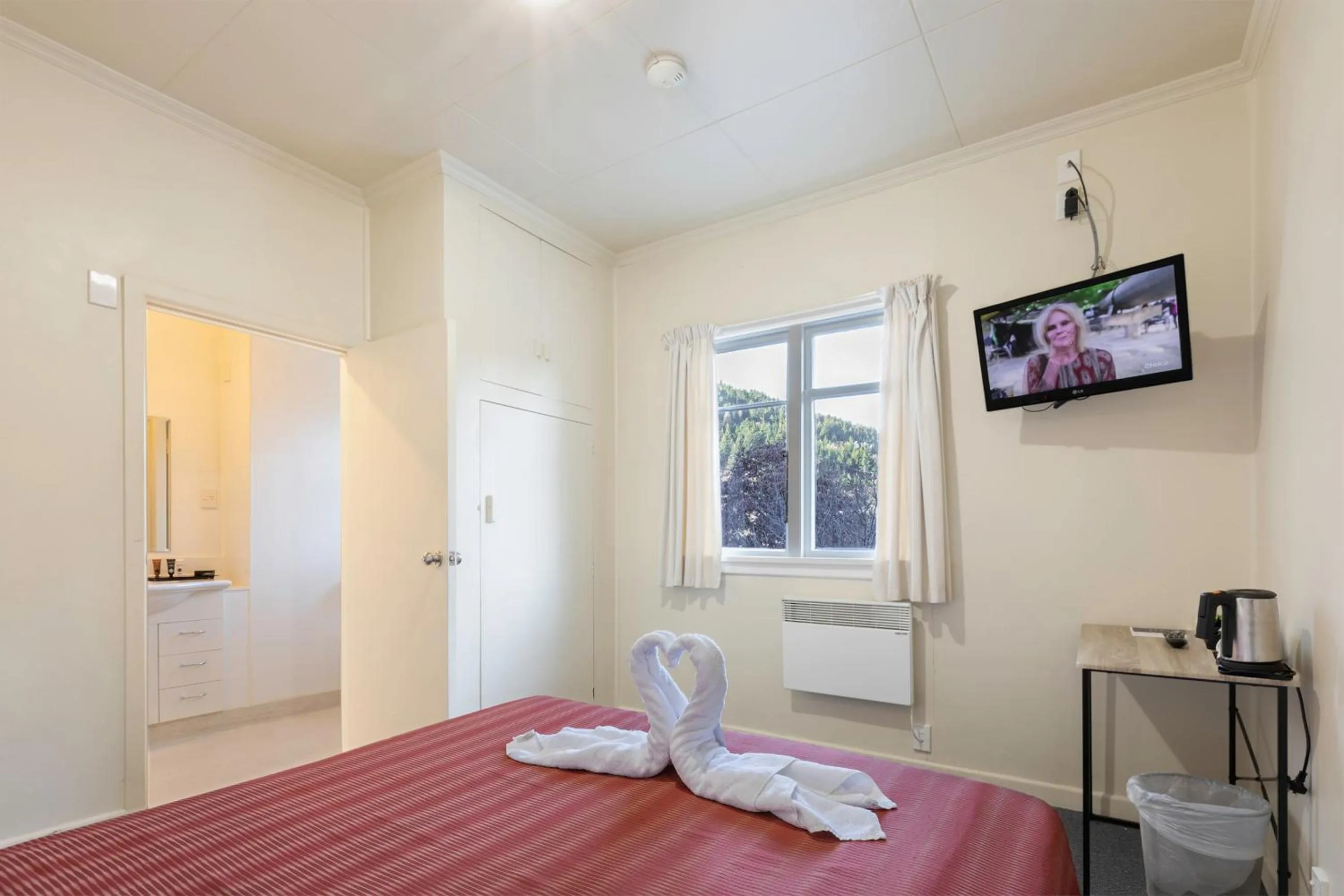 Bed in Pinewood Queenstown