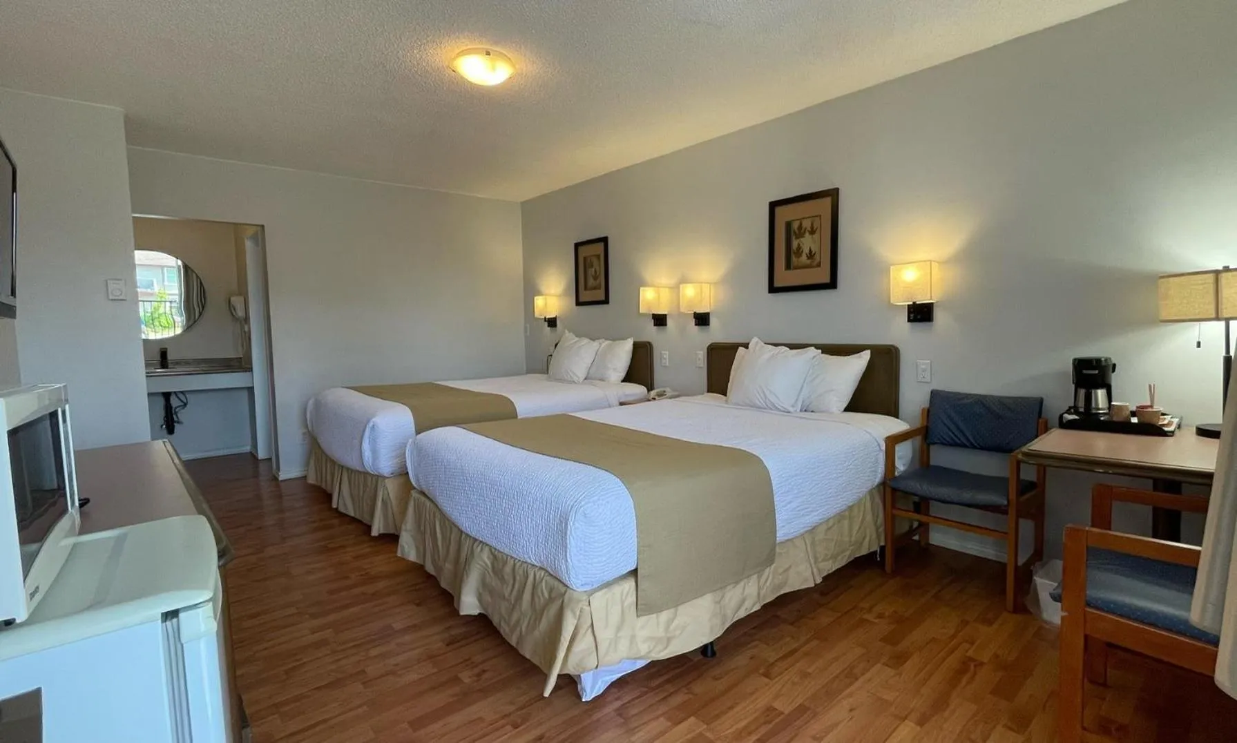 Bed in Diplomat Motel