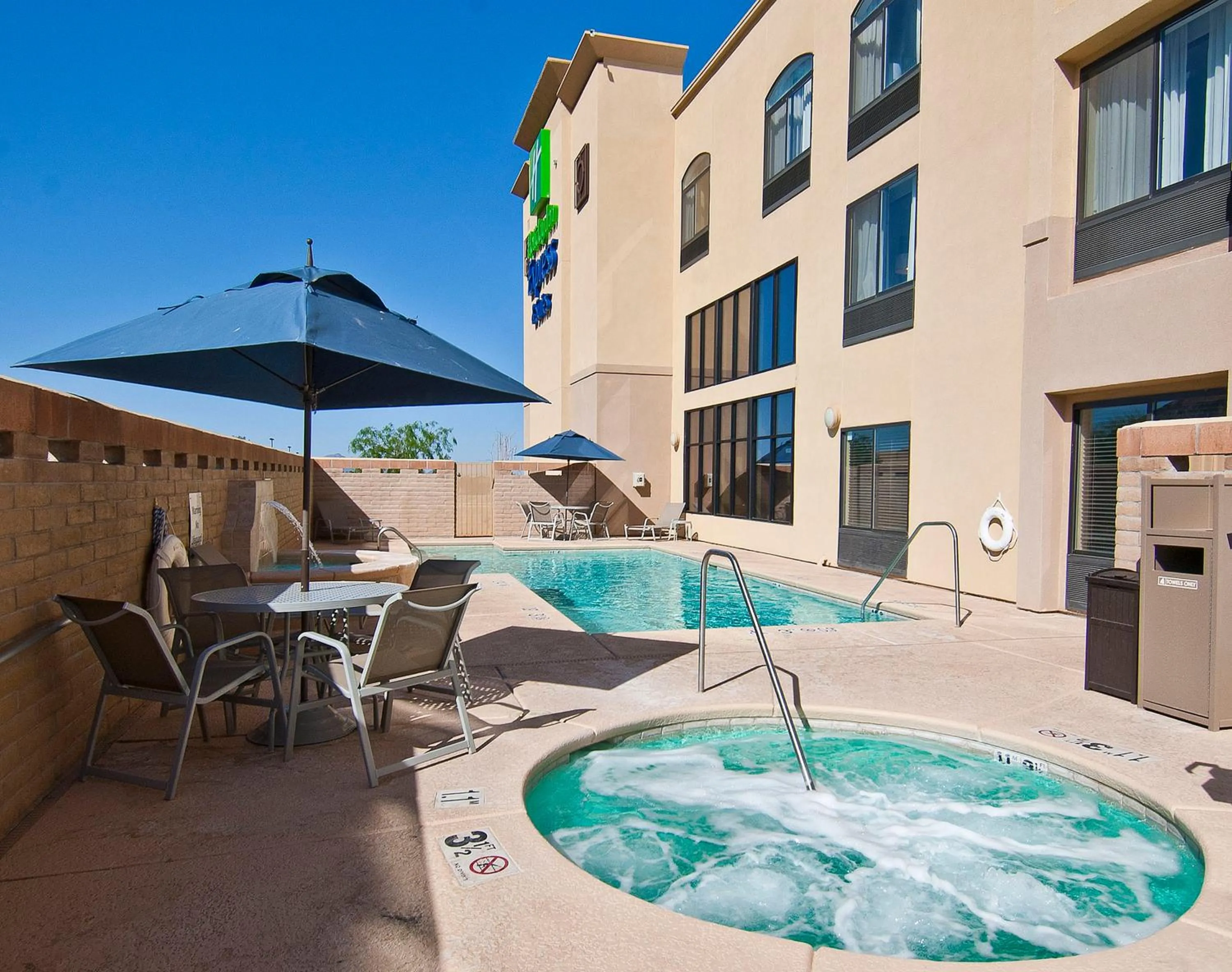 Swimming pool in Holiday Inn Express & Suites Oro Valley-Tucson North by IHG