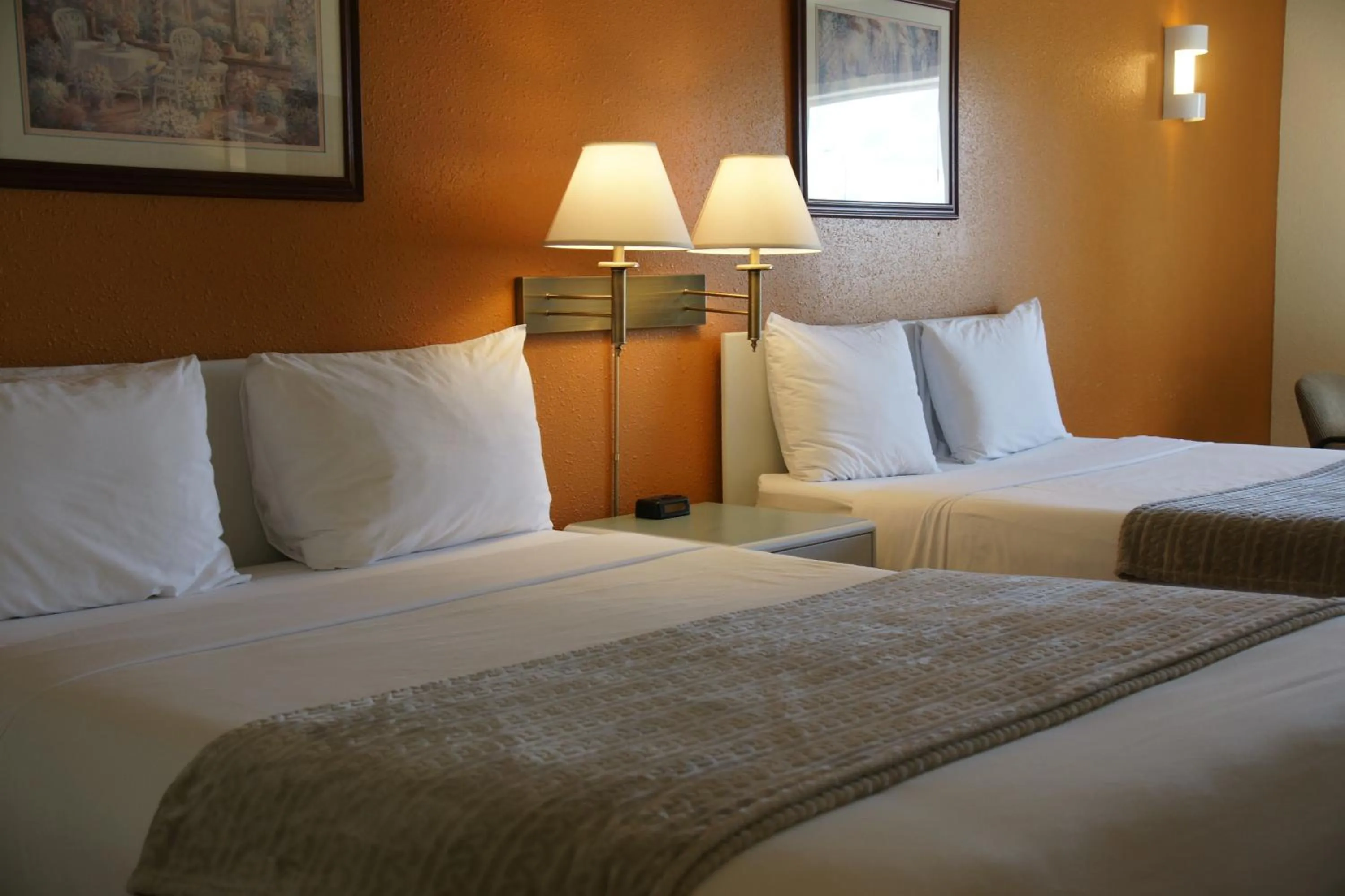 Bed in R&R Inn & Suites