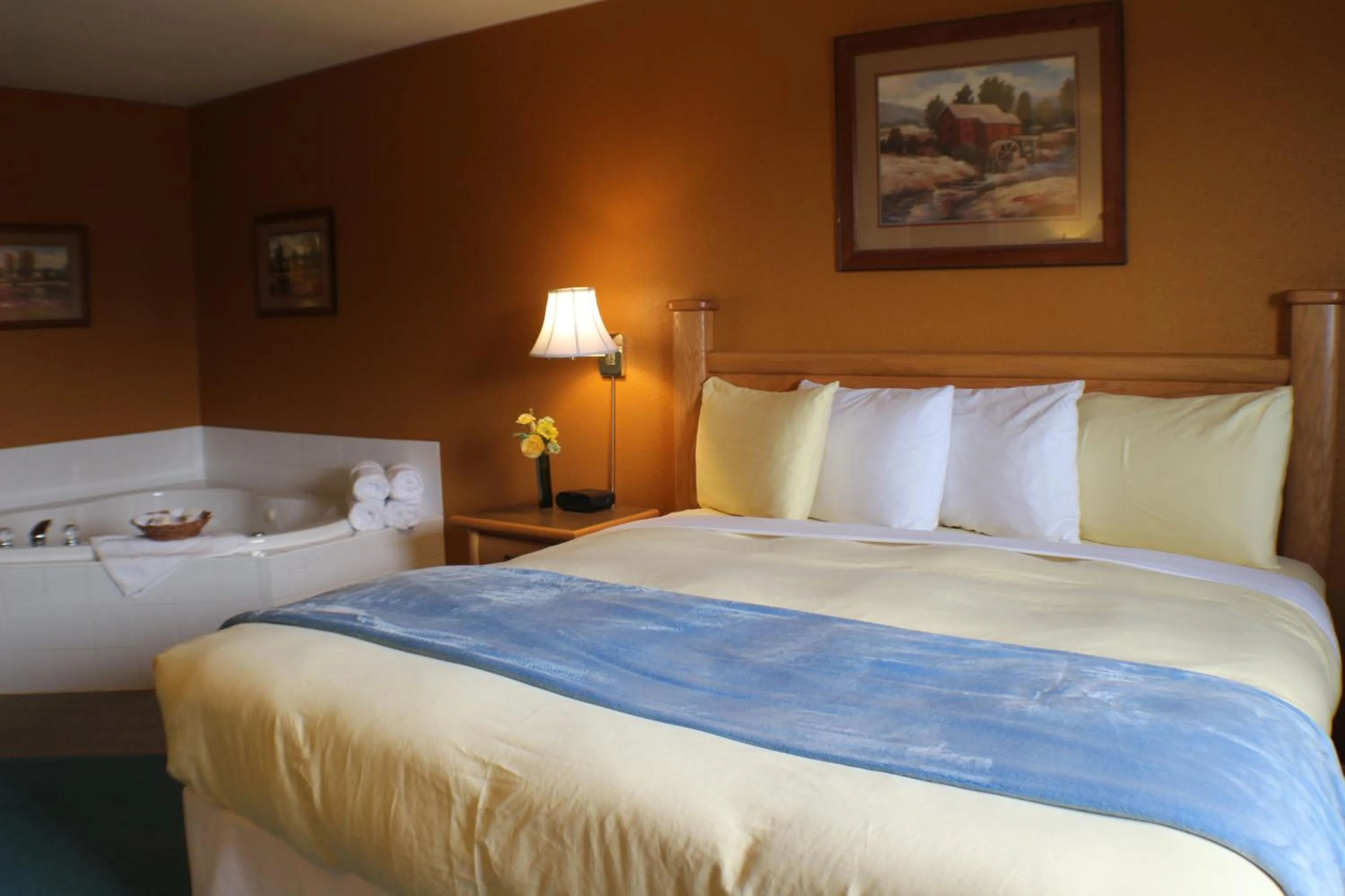 Bed in R&R Inn & Suites