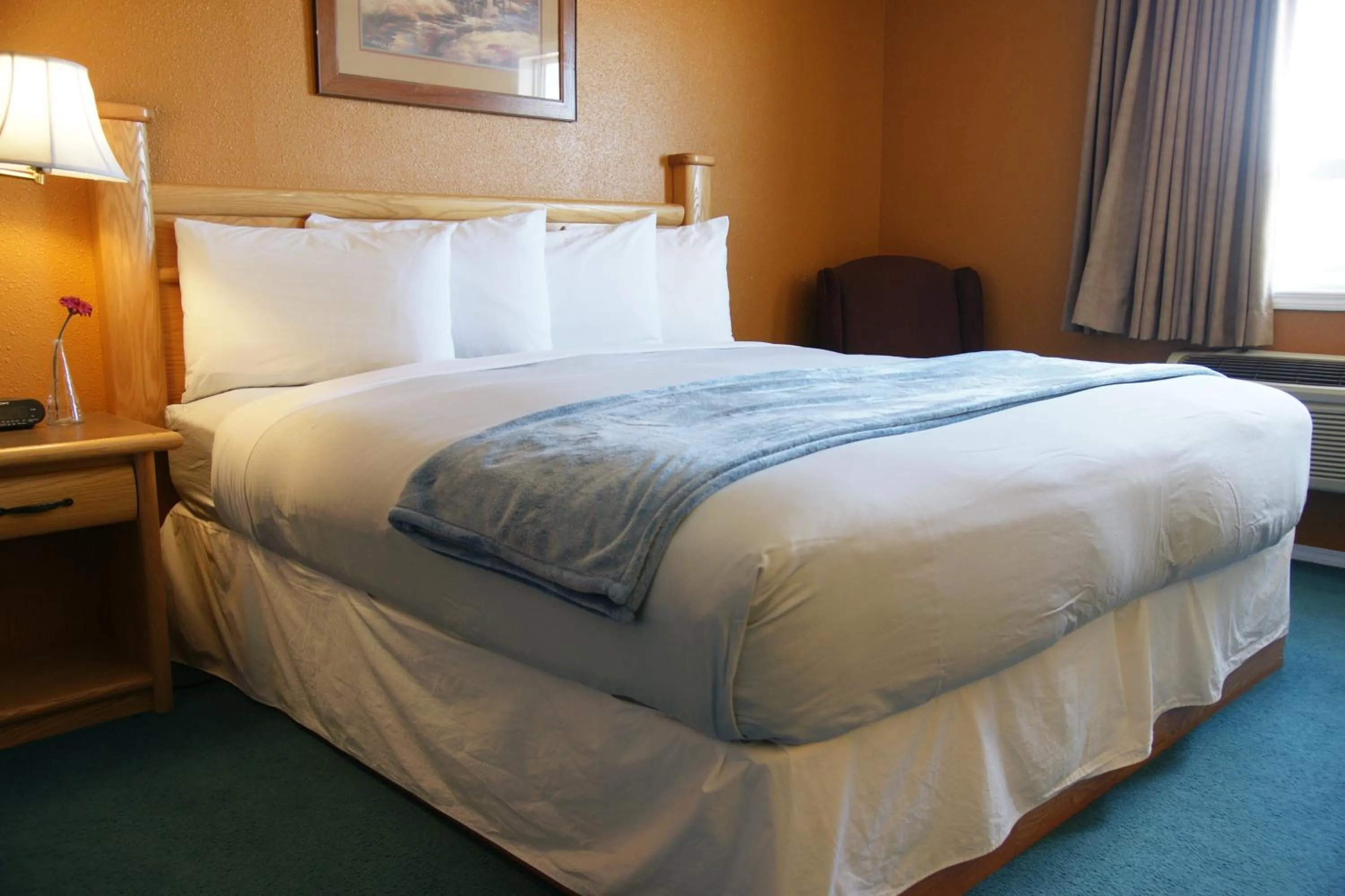 Bed in R&R Inn & Suites