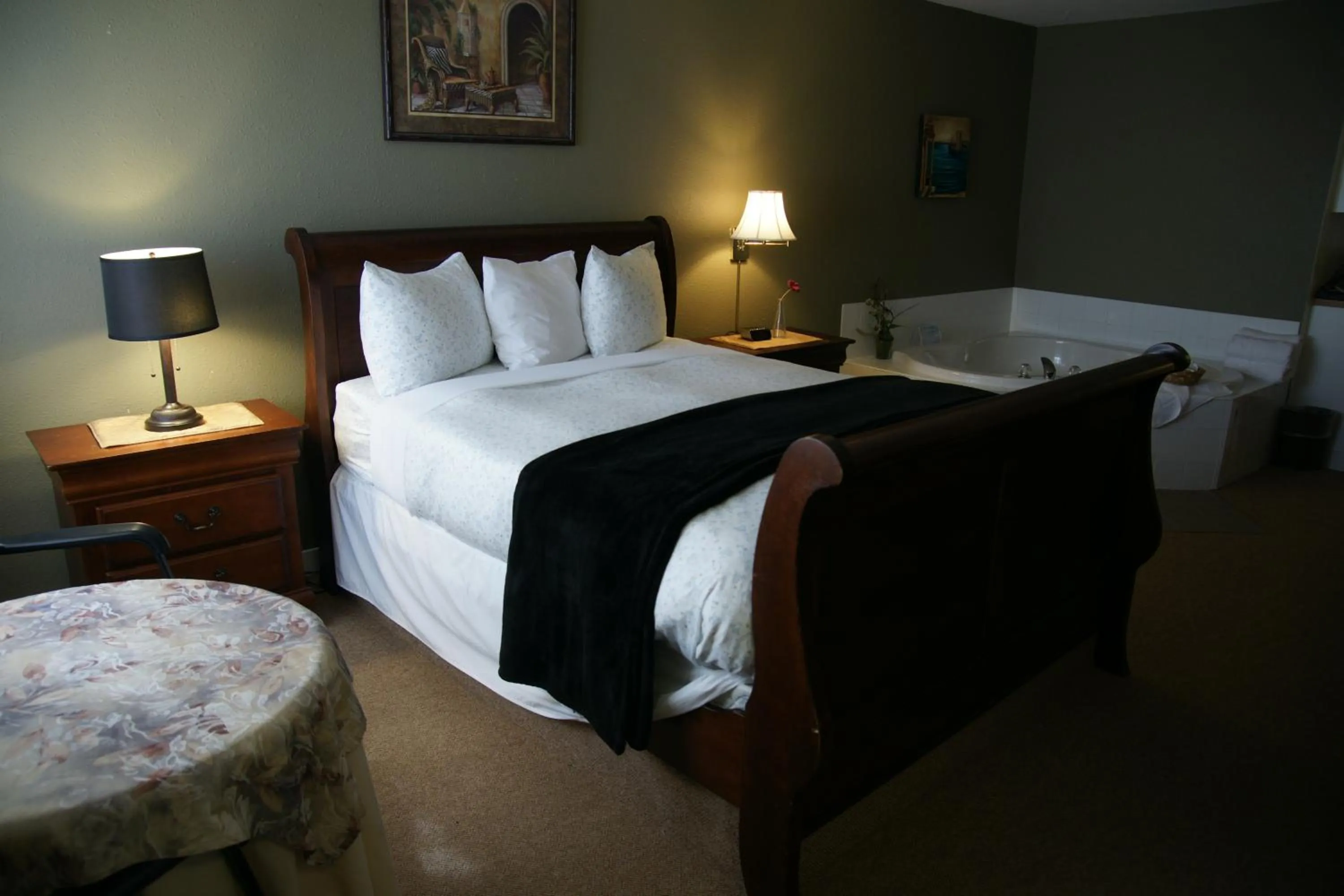 Photo of the whole room, Bed in R&R Inn & Suites