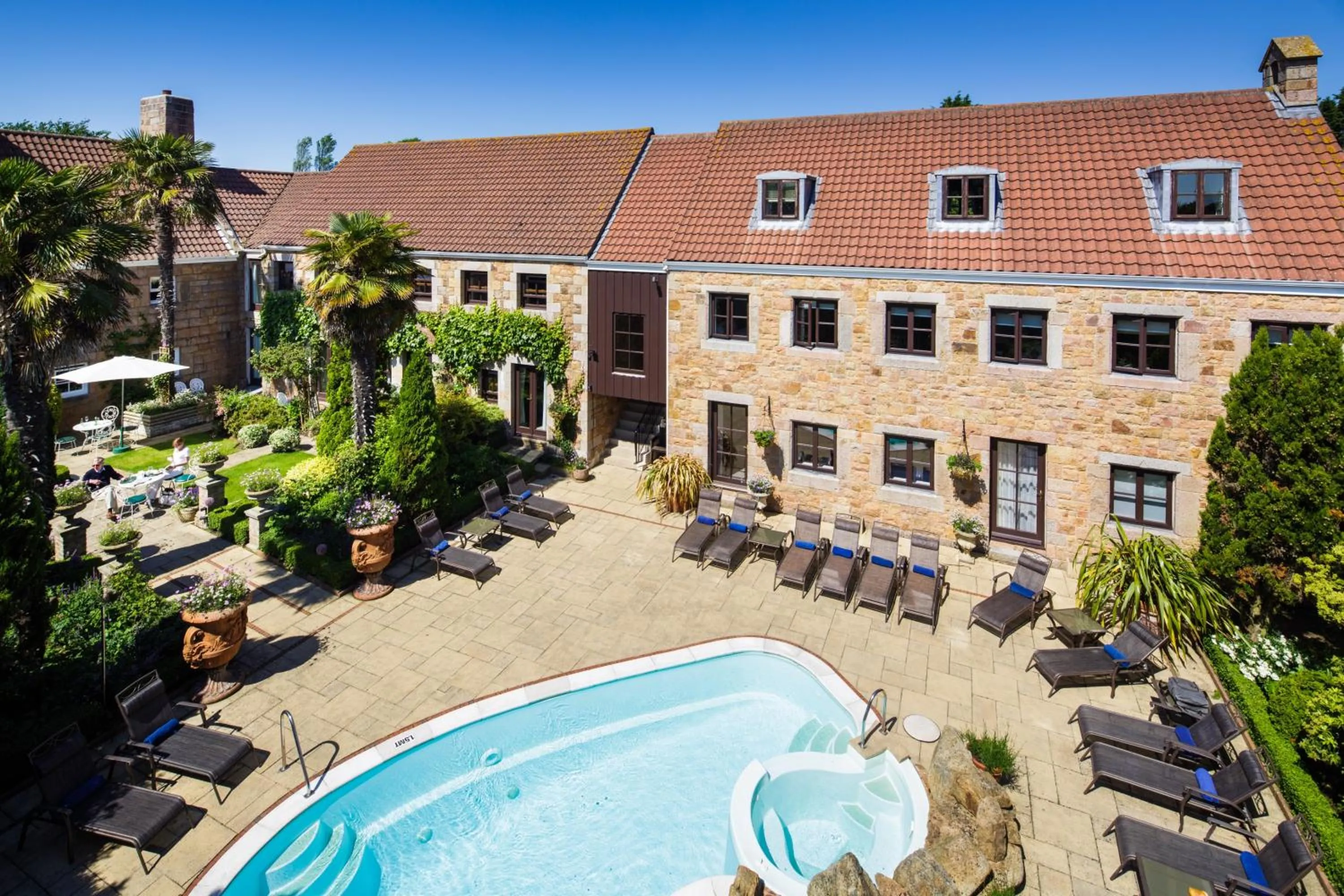 Swimming pool in Greenhills Country Hotel