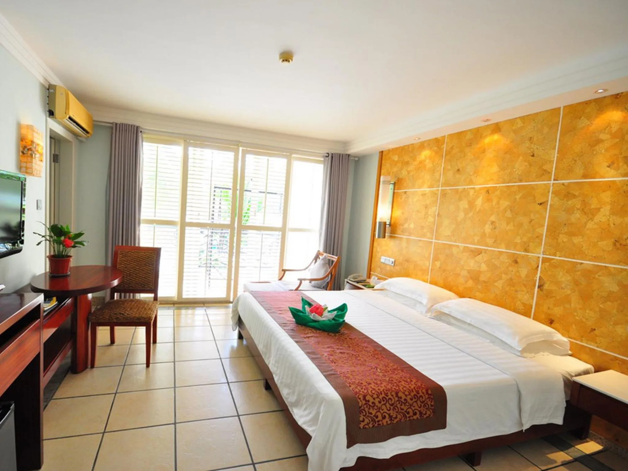 Bedroom, Bed in Palm Beach Resort & Spa