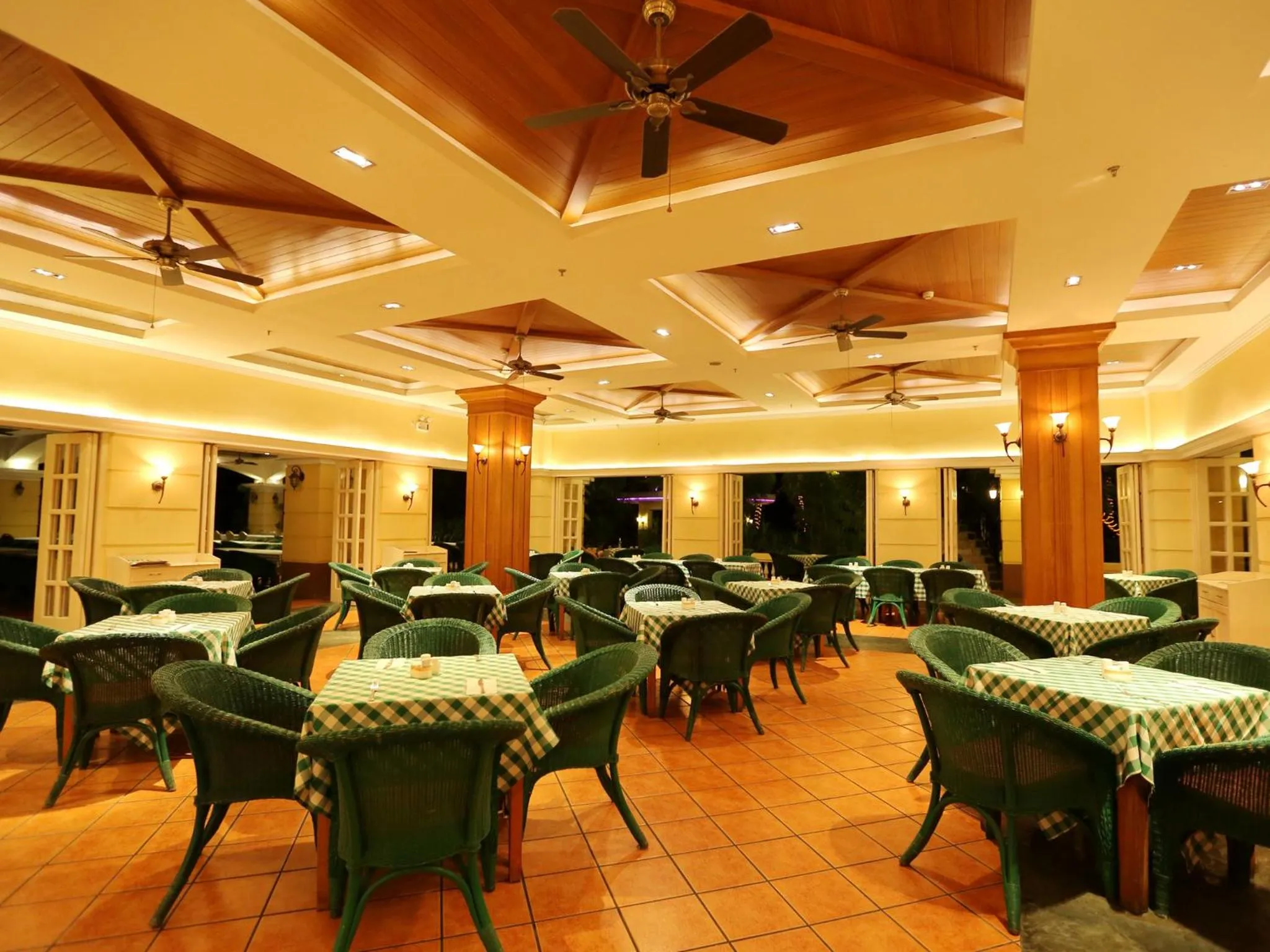 Restaurant/places to eat in Palm Beach Resort & Spa