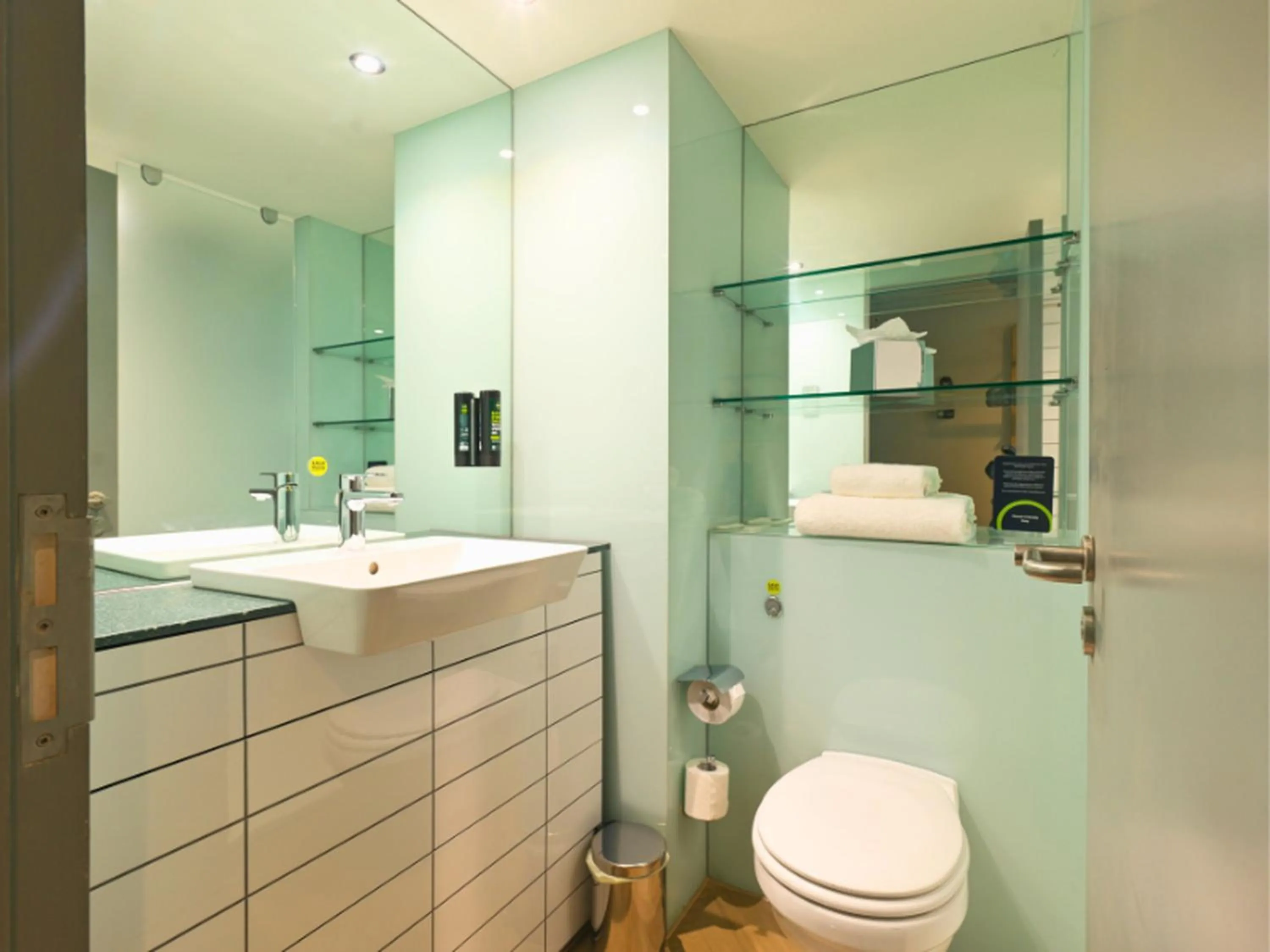 Toilet in B&B HOTEL Warrington