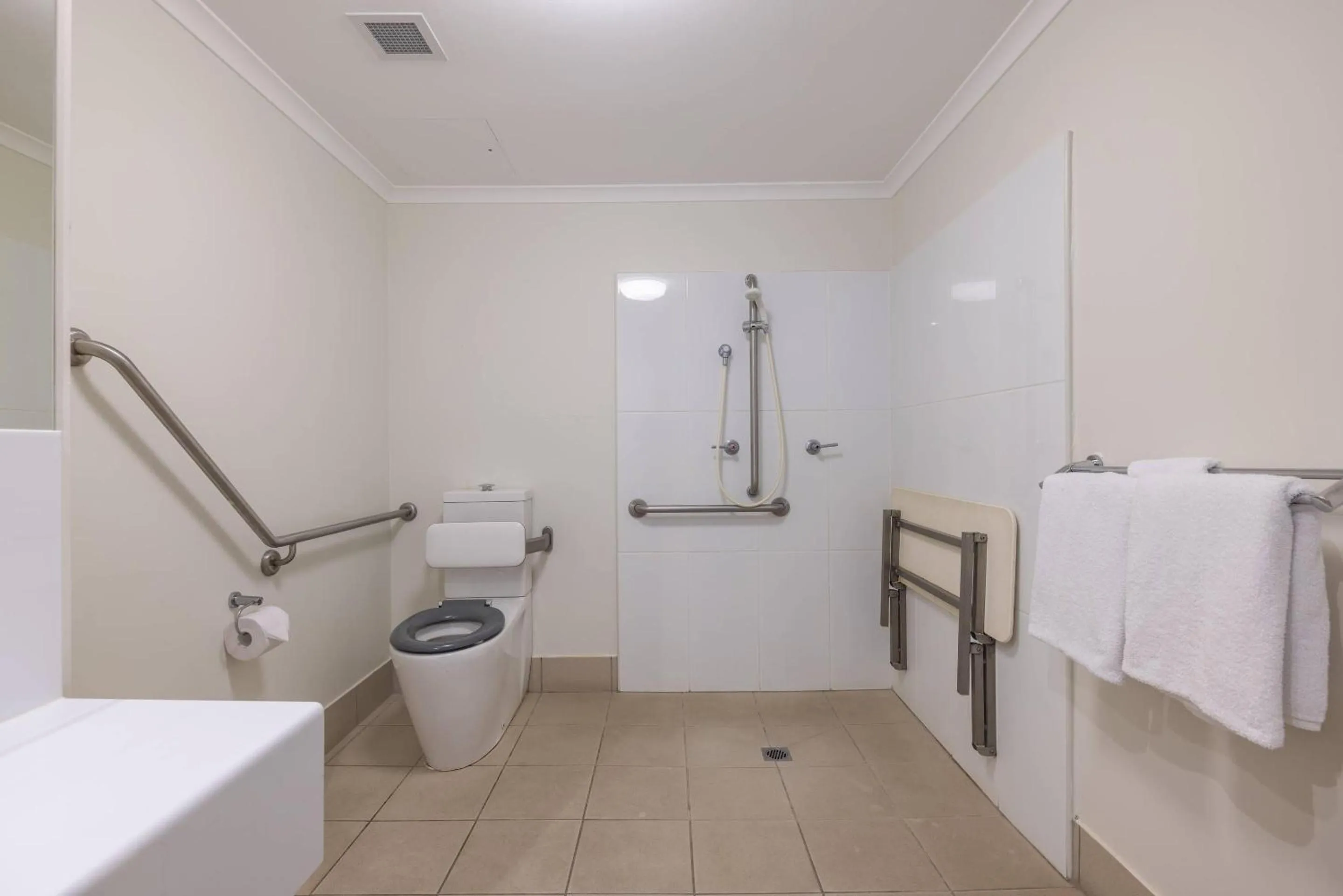 Bedroom in MainStay Suites Townsville