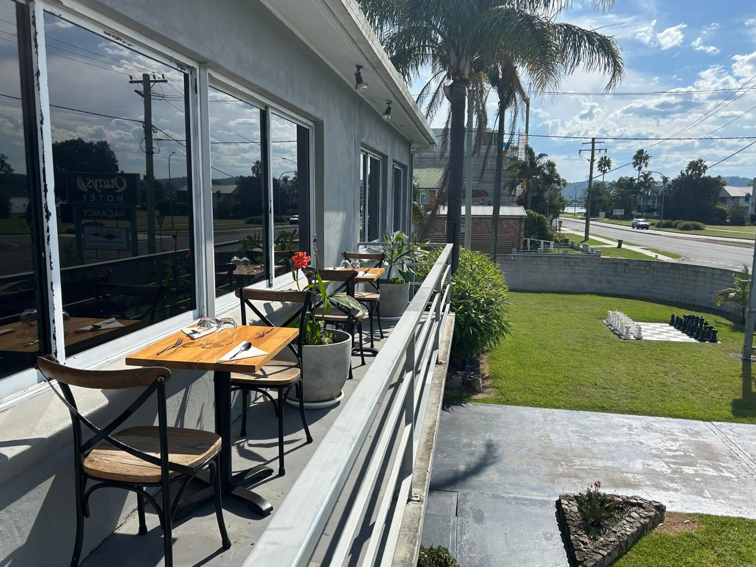 Restaurant/places to eat in Quays Hotel