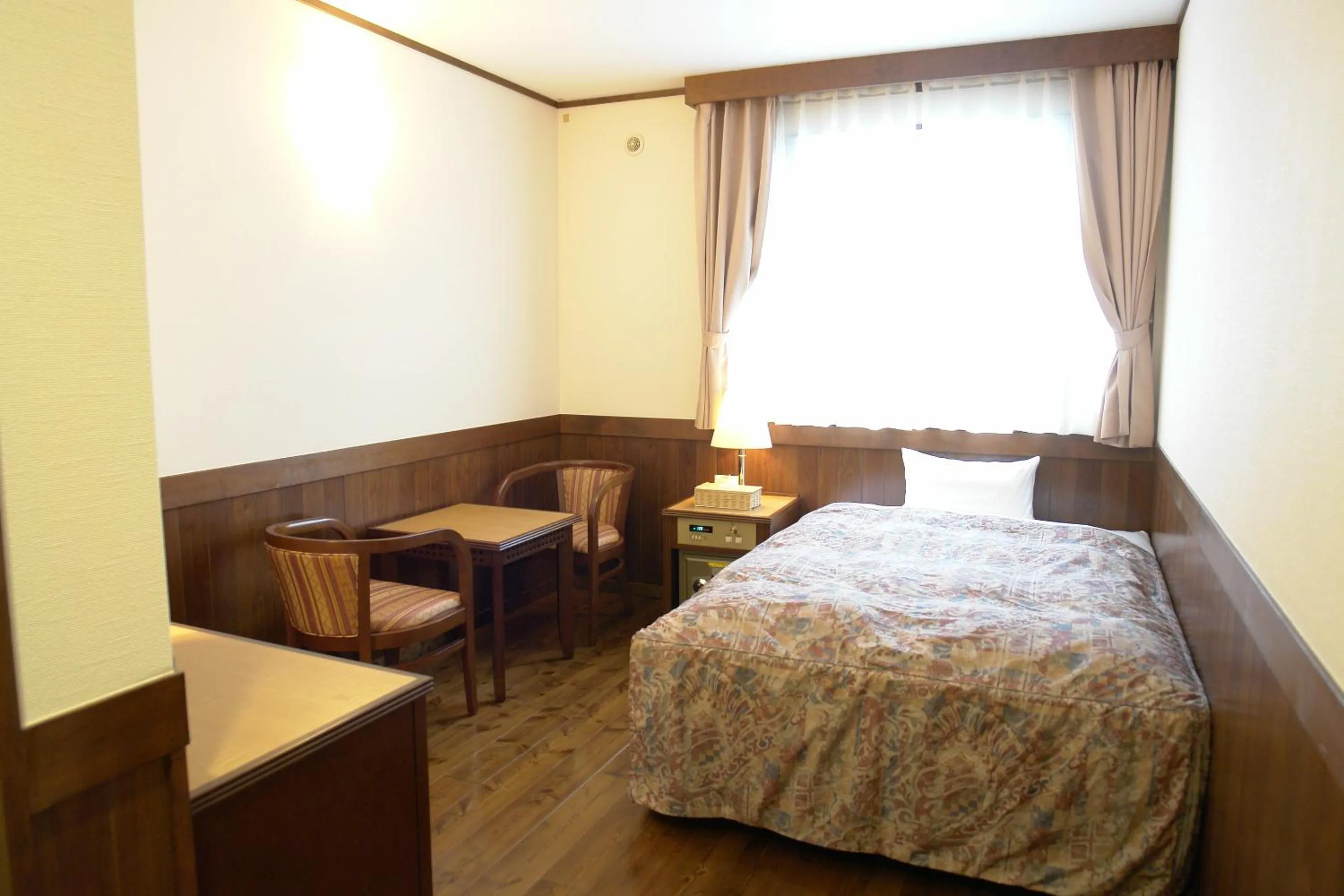Photo of the whole room, Bed in Rakuchin