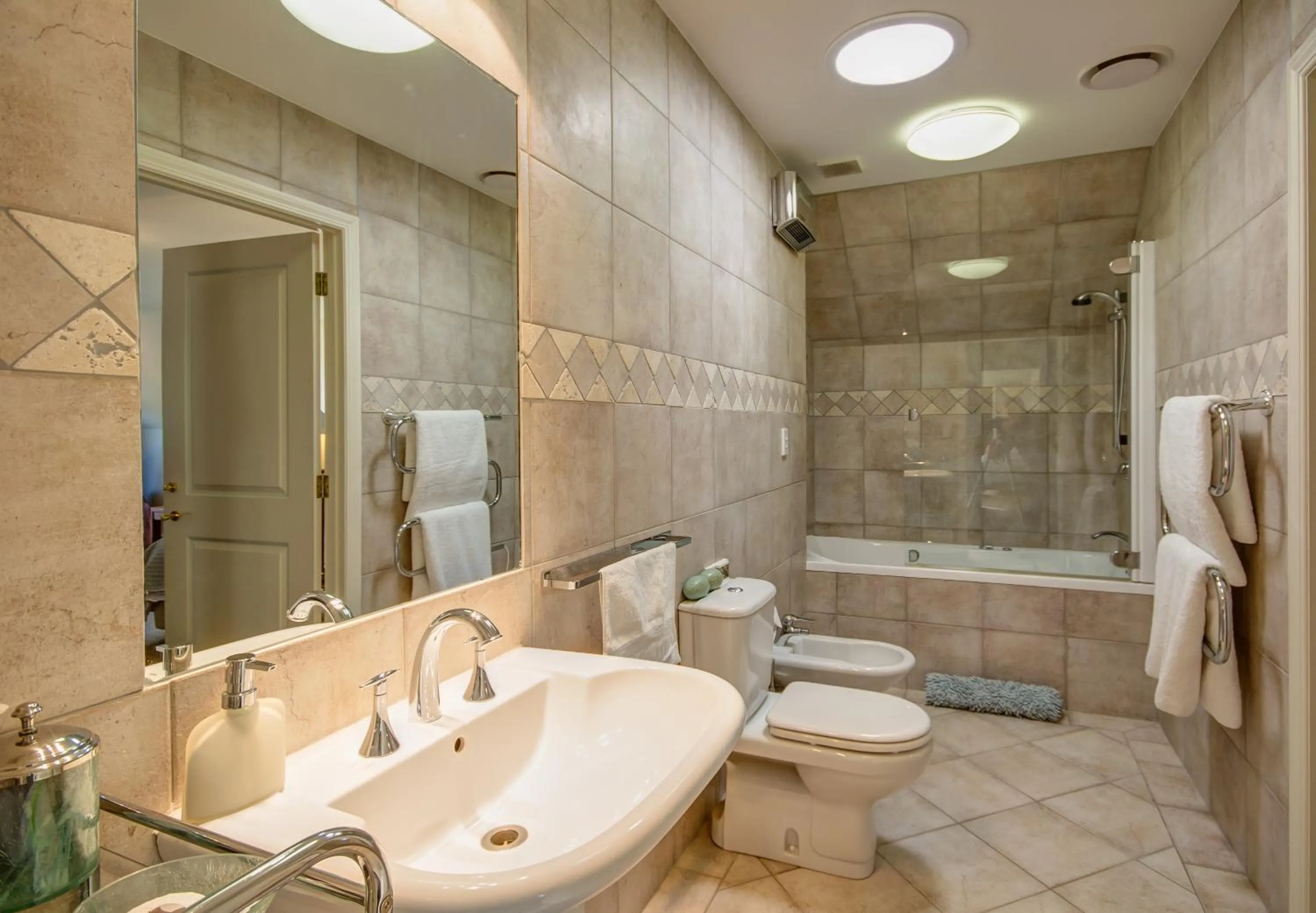 Shower in Queenstown Country Lodge