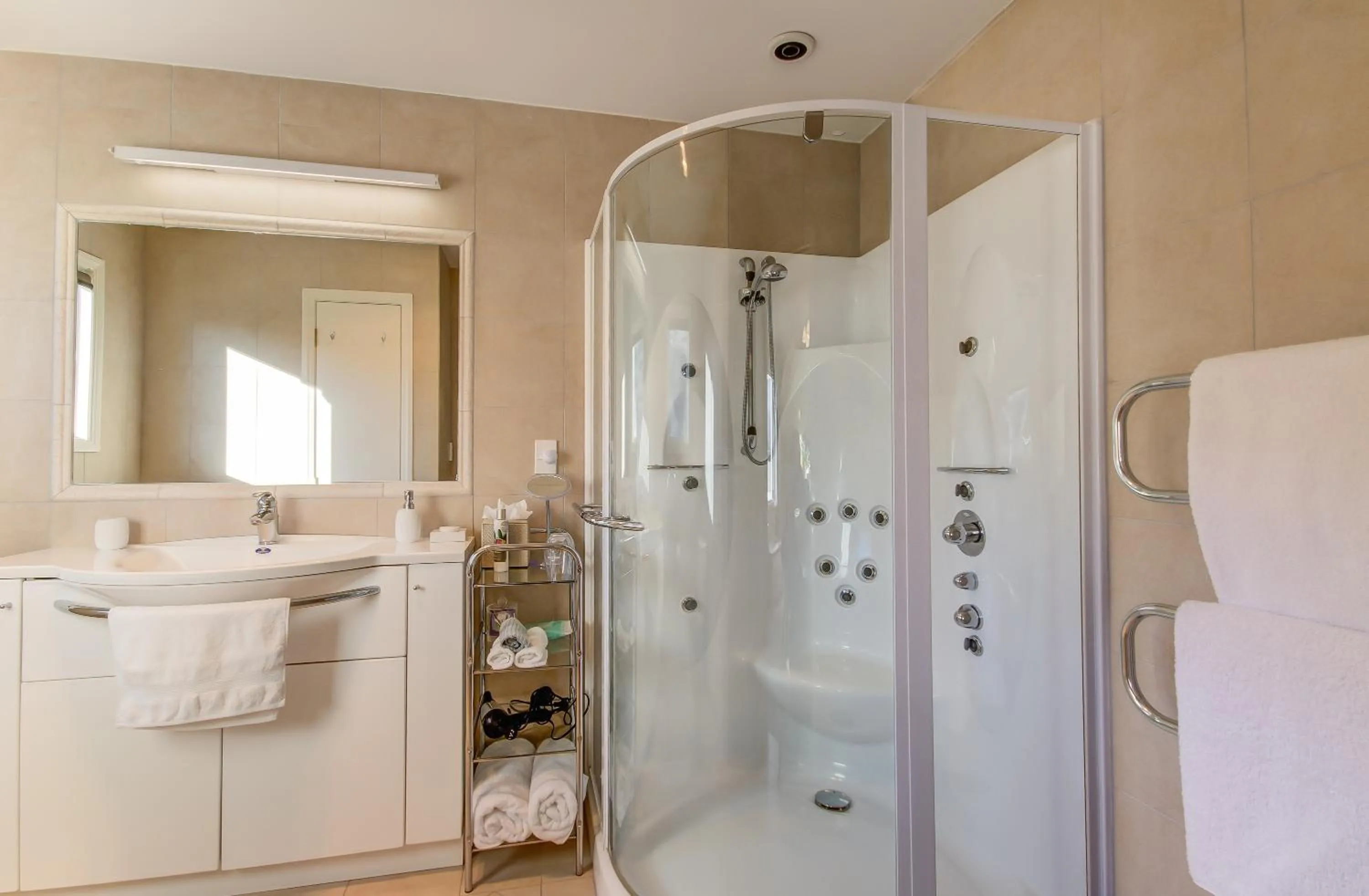 Shower in Queenstown Country Lodge