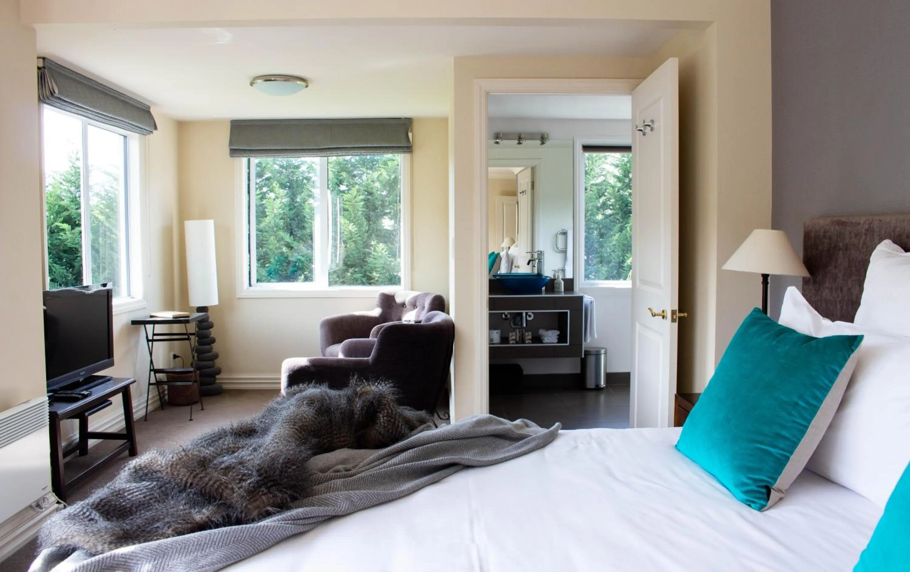 Photo of the whole room, Bed in Queenstown Country Lodge