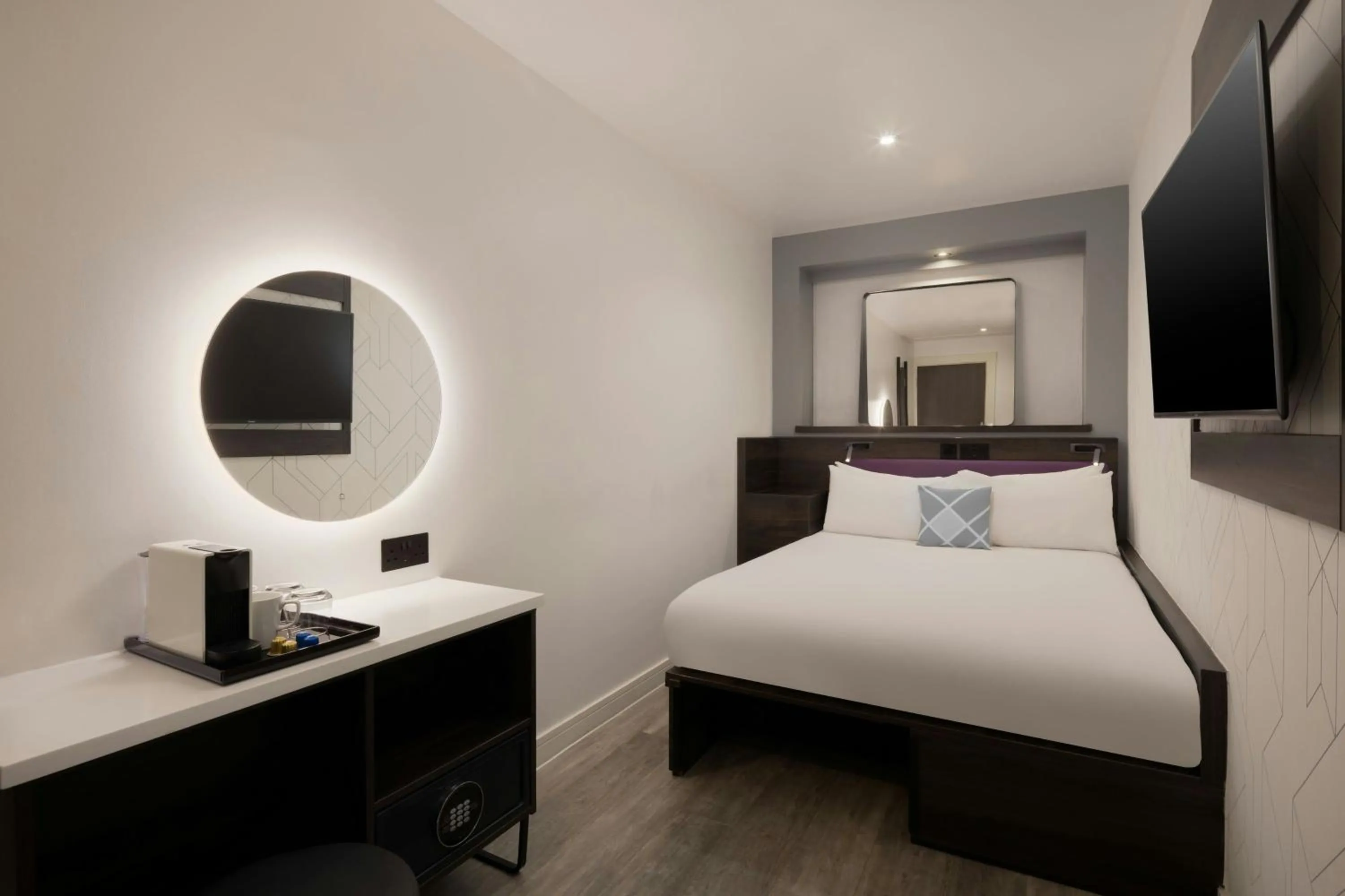 Photo of the whole room, Bed in Four Points Flex by Sheraton London Shoreditch East