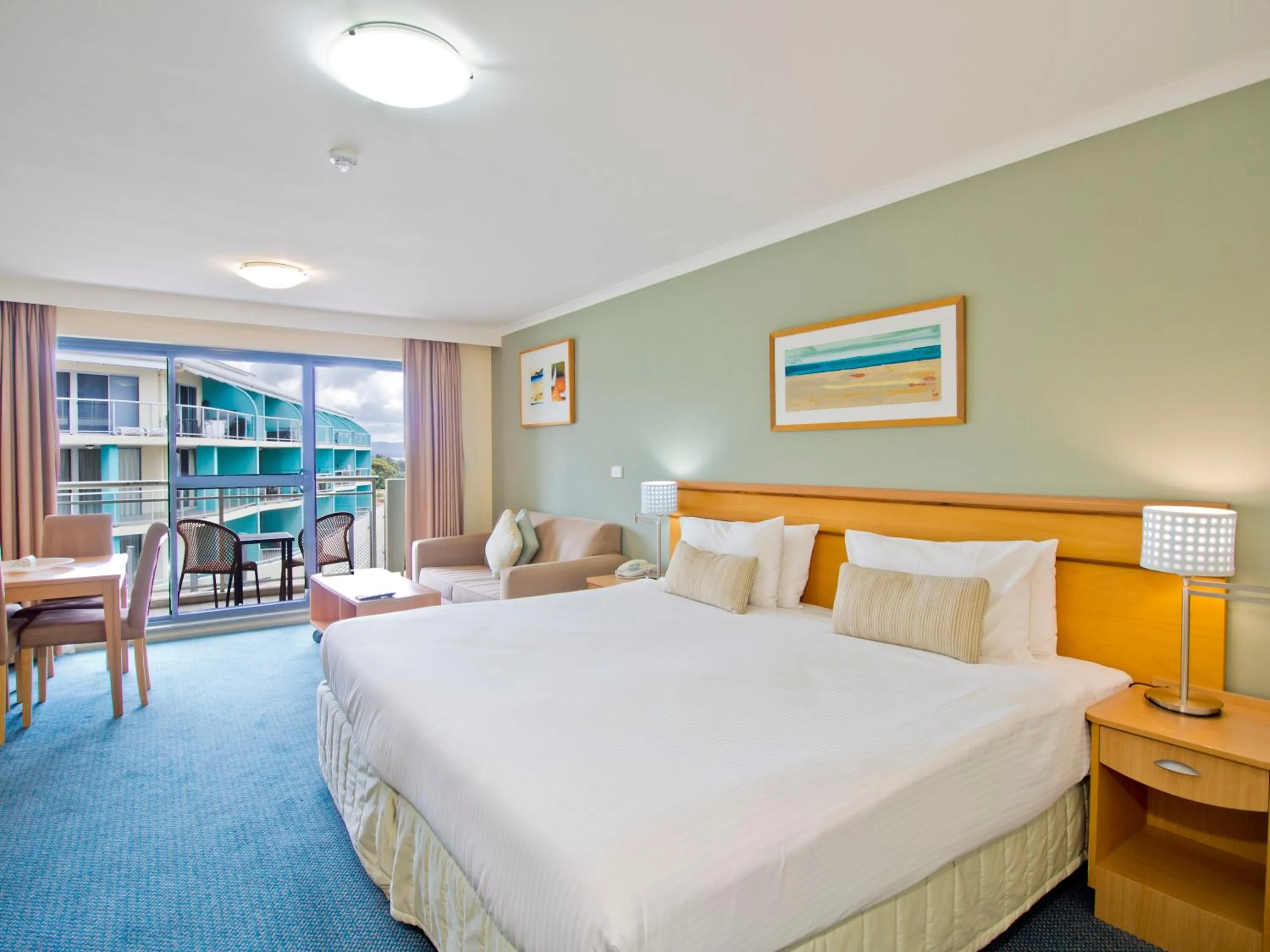 Bedroom, Bed in Oaks The Entrance Waterfront Suites