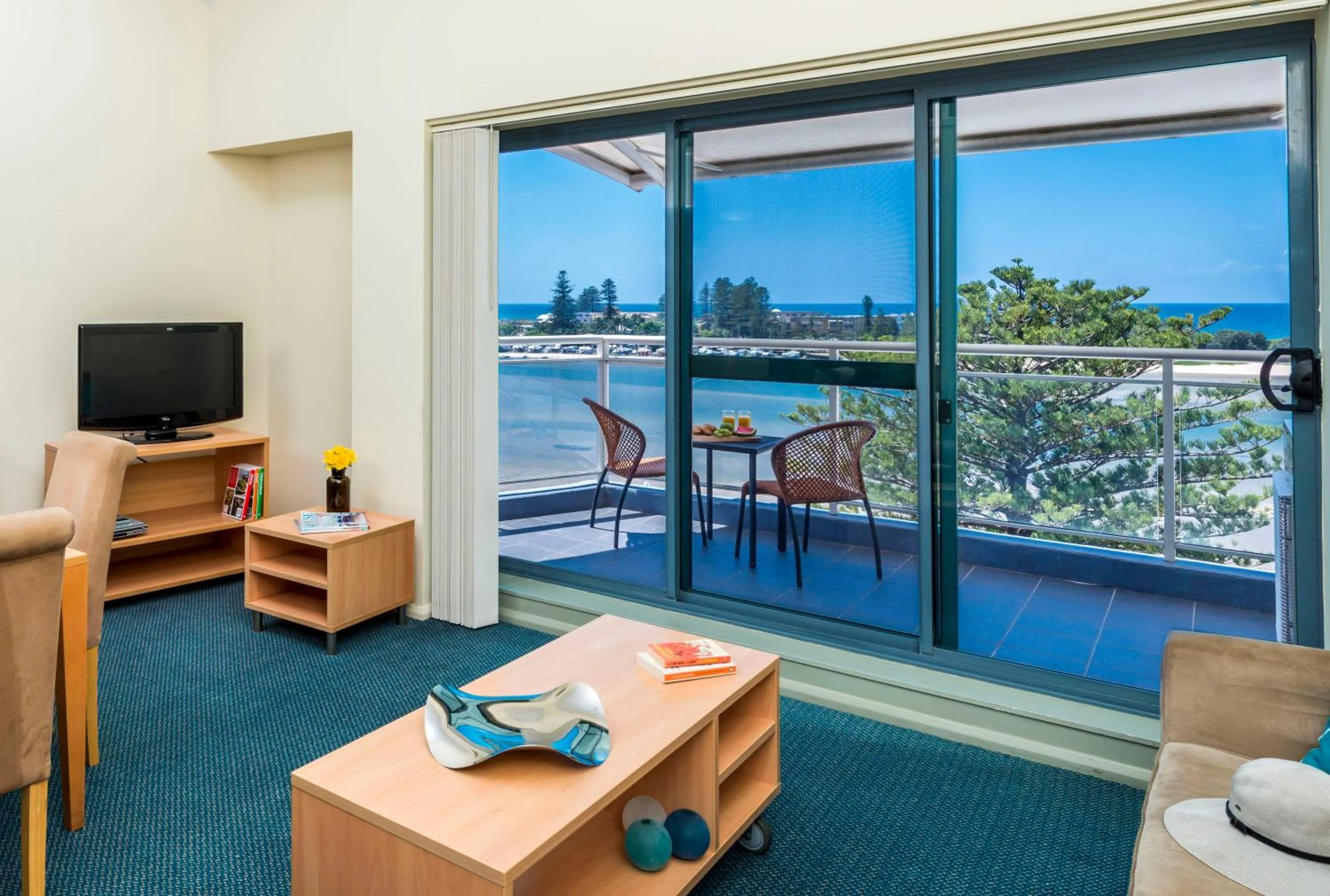 TV and multimedia in Oaks The Entrance Waterfront Suites