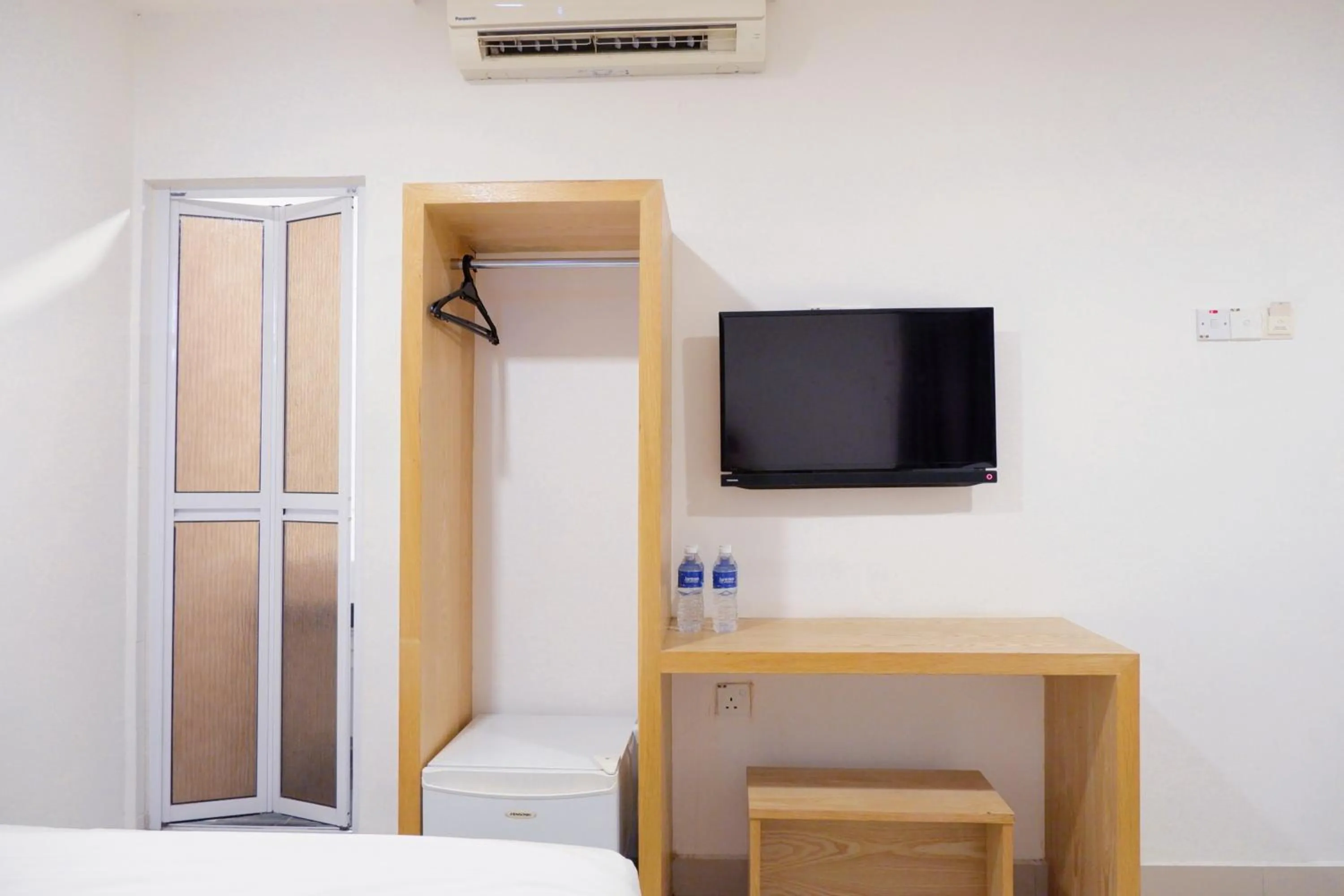 Photo of the whole room, Bed in Iris Hotel