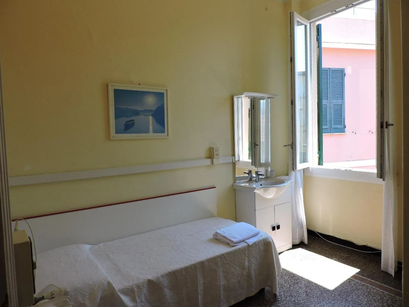 Day, Bed in Albergo La Vela