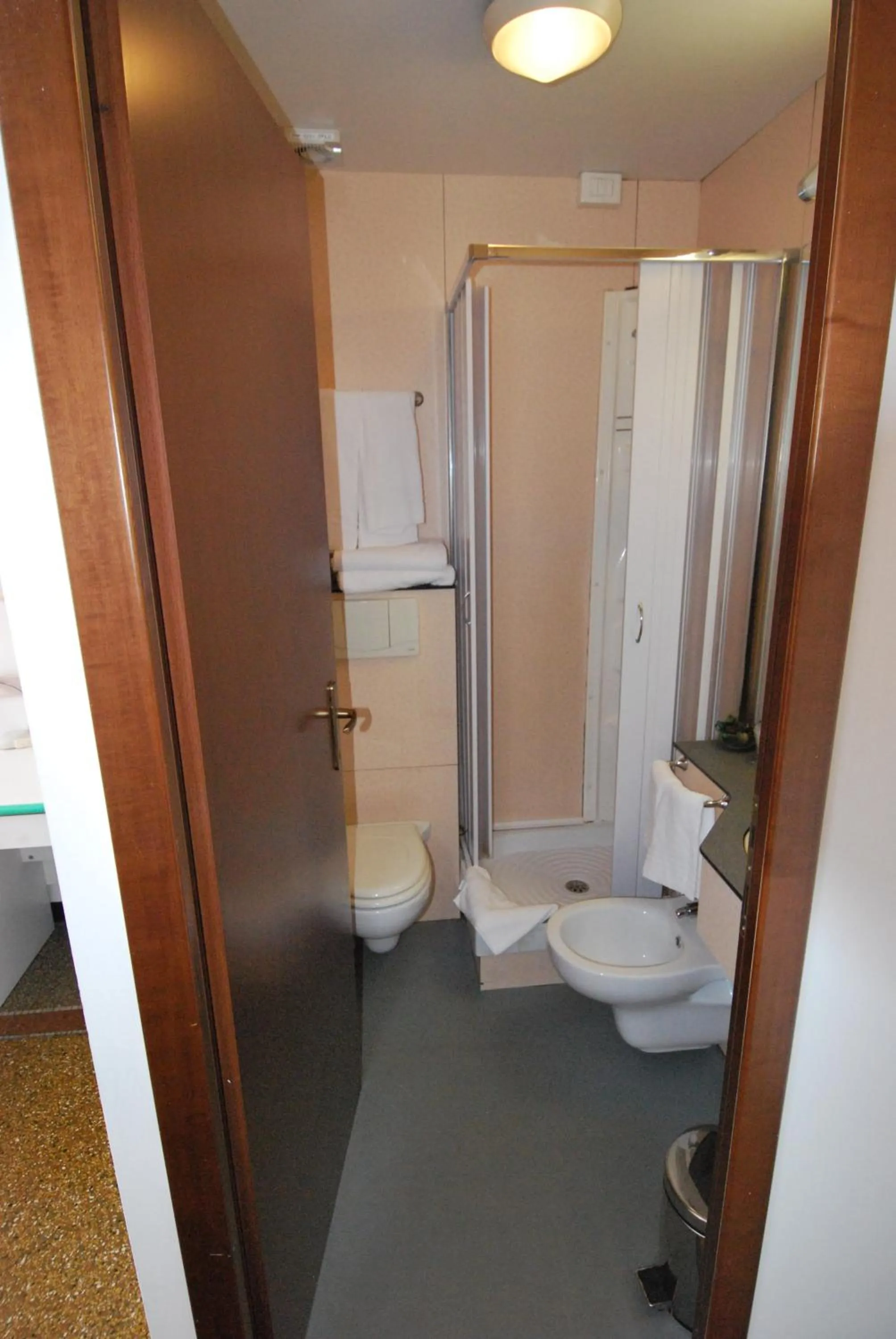 Shower in Albergo La Vela