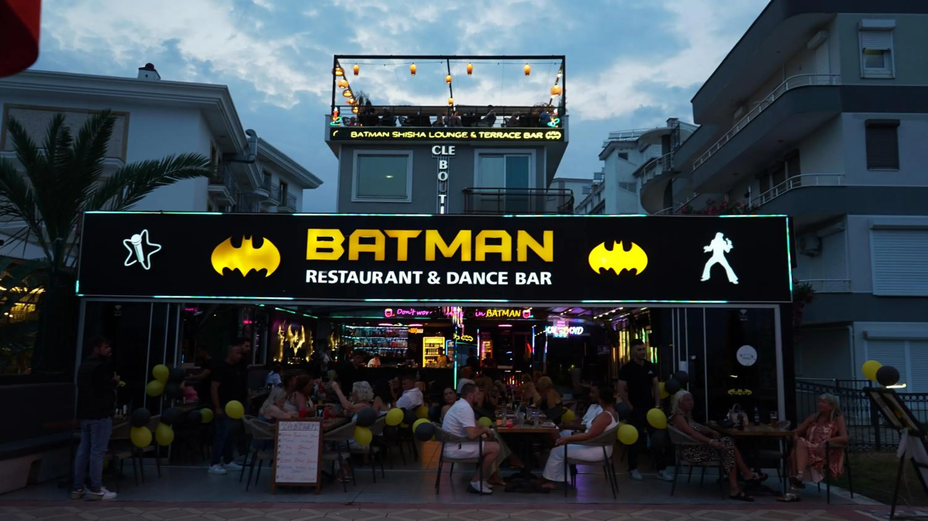 Communal lounge/ TV room in Cle Beach Boutique Hotel