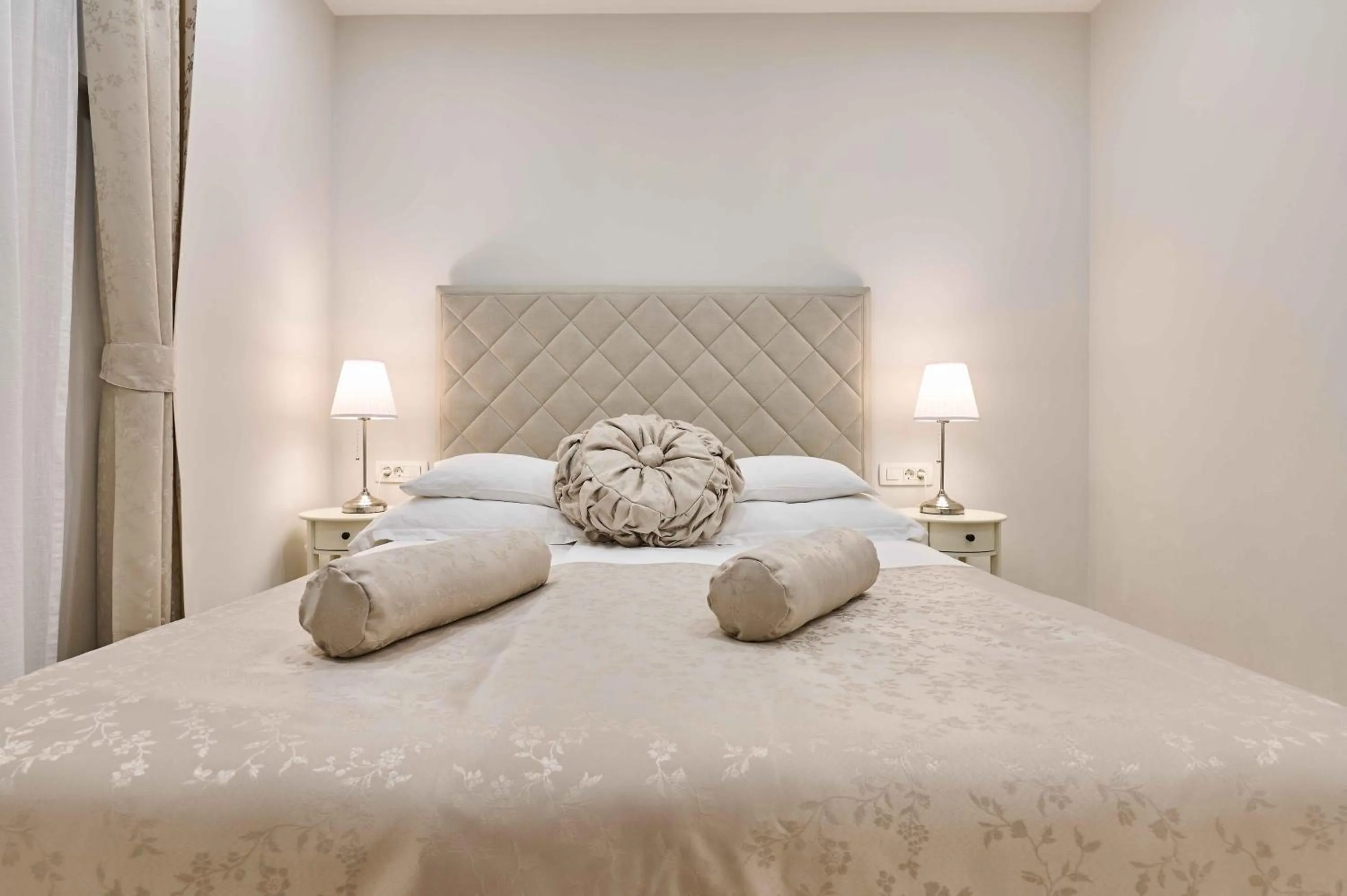 Bed in Best location Rooms