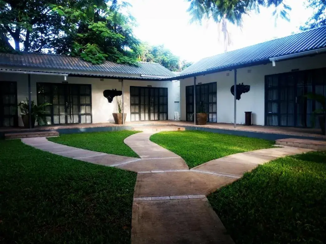 Twin Room with Garden View in Fawlty Towers Accommodation & Activities Twin Room with Garden View in Fawlty Towers Accommodation & Activities