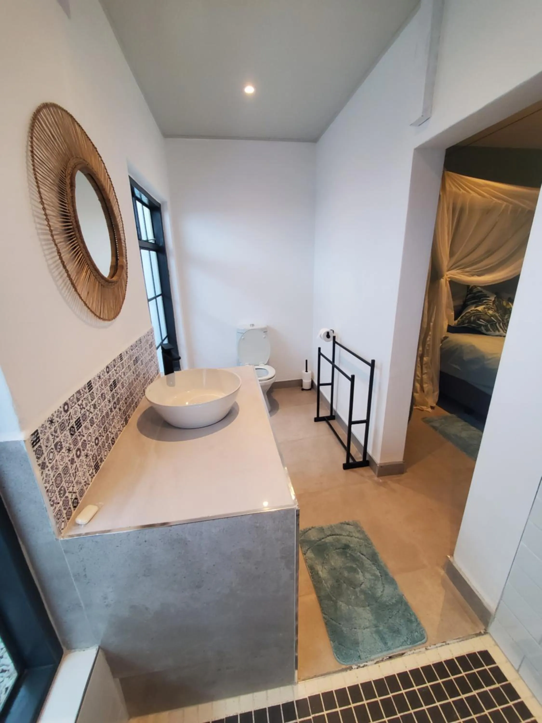 Toilet, Bed in Fawlty Towers Accommodation & Activities