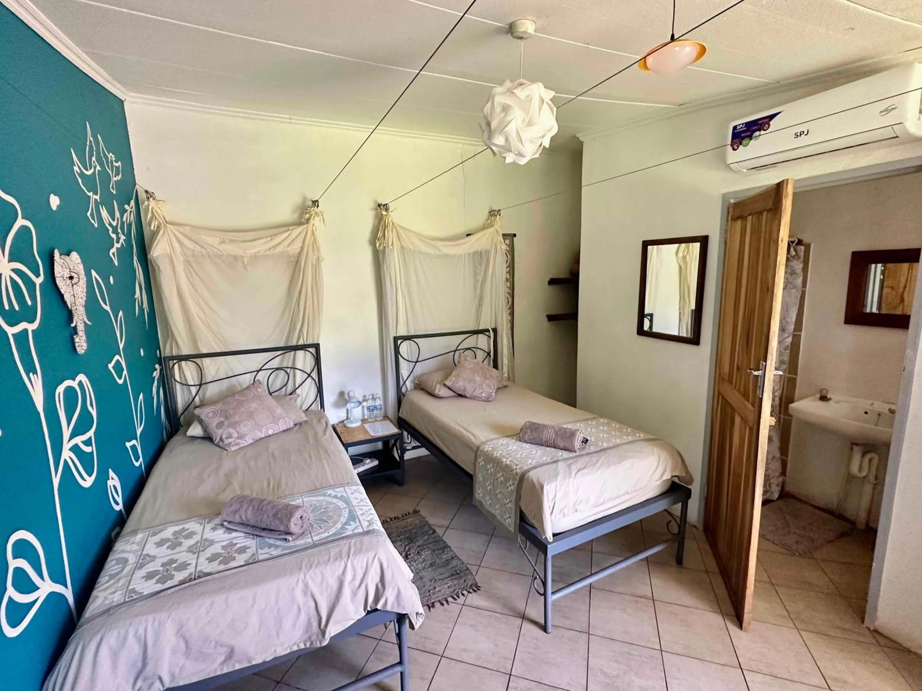 Shower, Bed in Fawlty Towers Accommodation & Activities