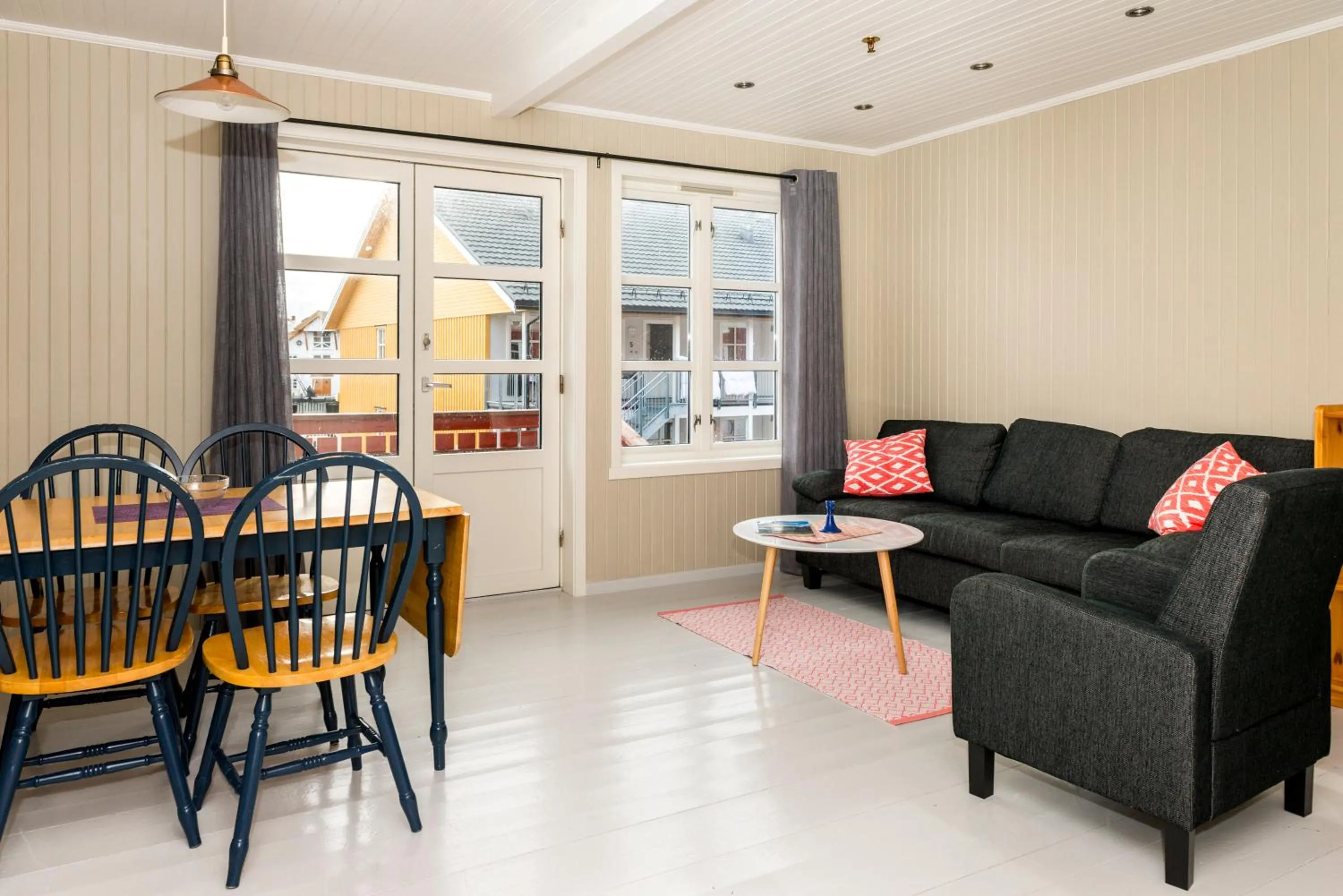 Living room in Tyskhella Rorbuer