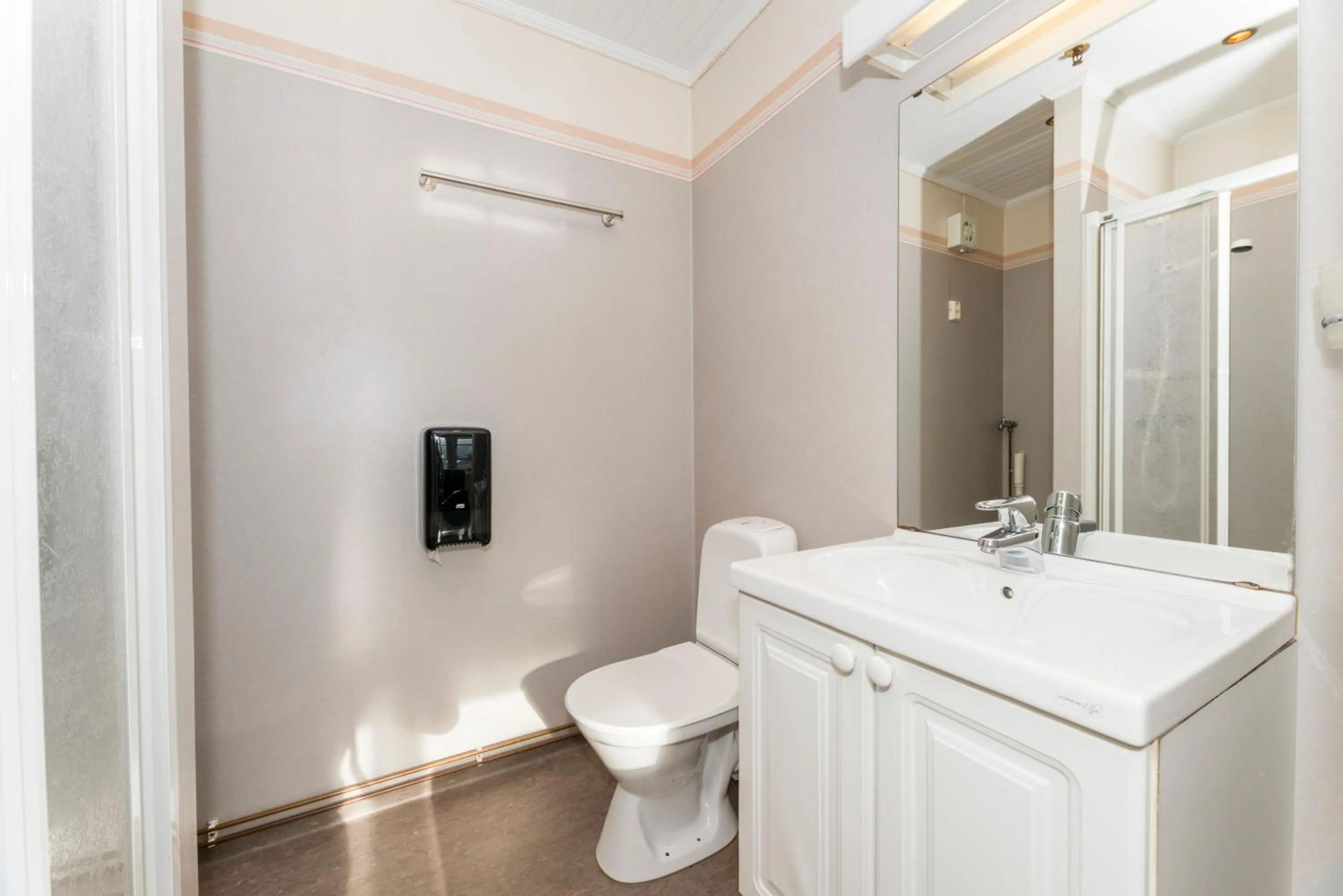 Bathroom in Tyskhella Rorbuer