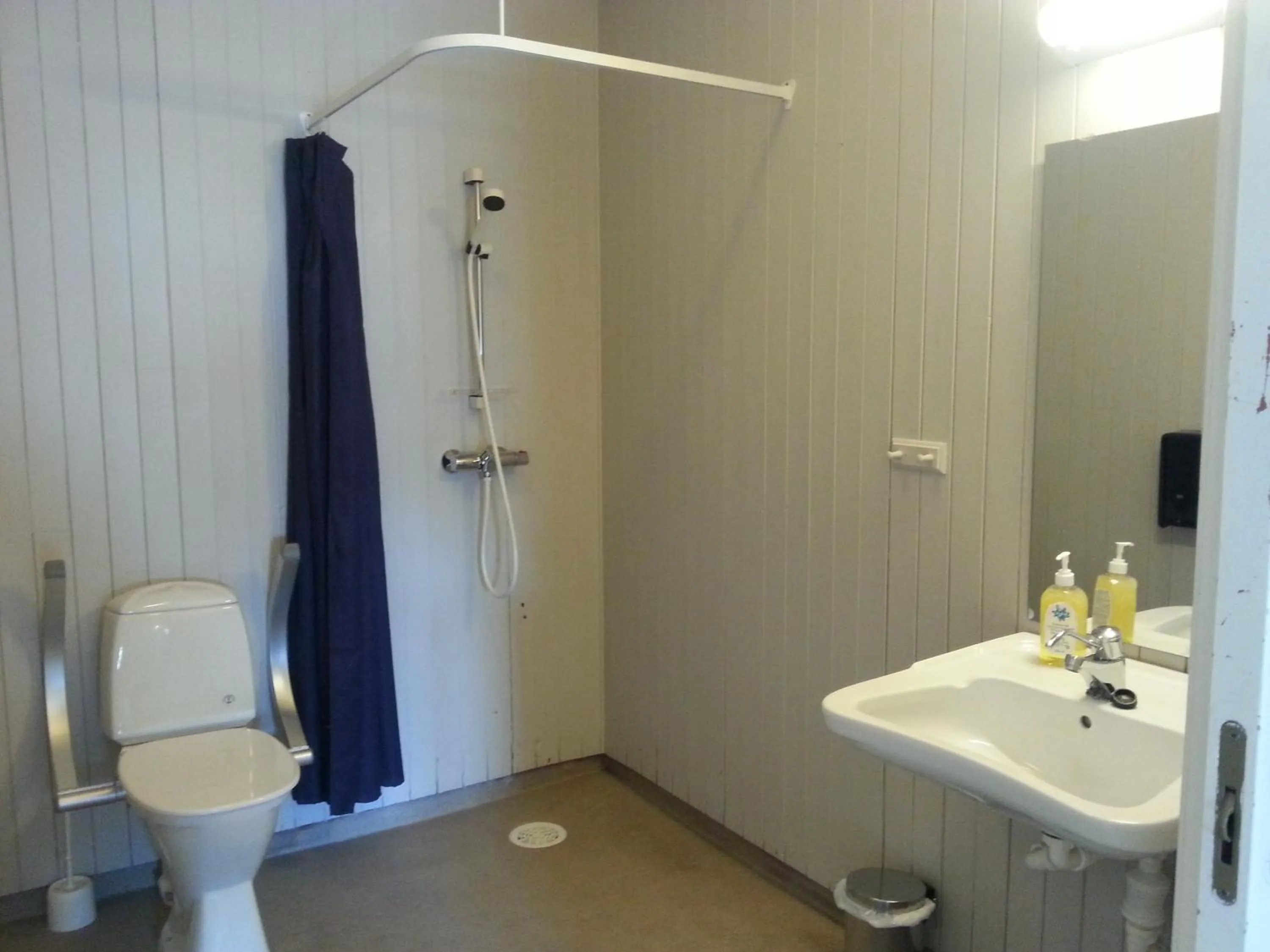 Bathroom in Tyskhella Rorbuer