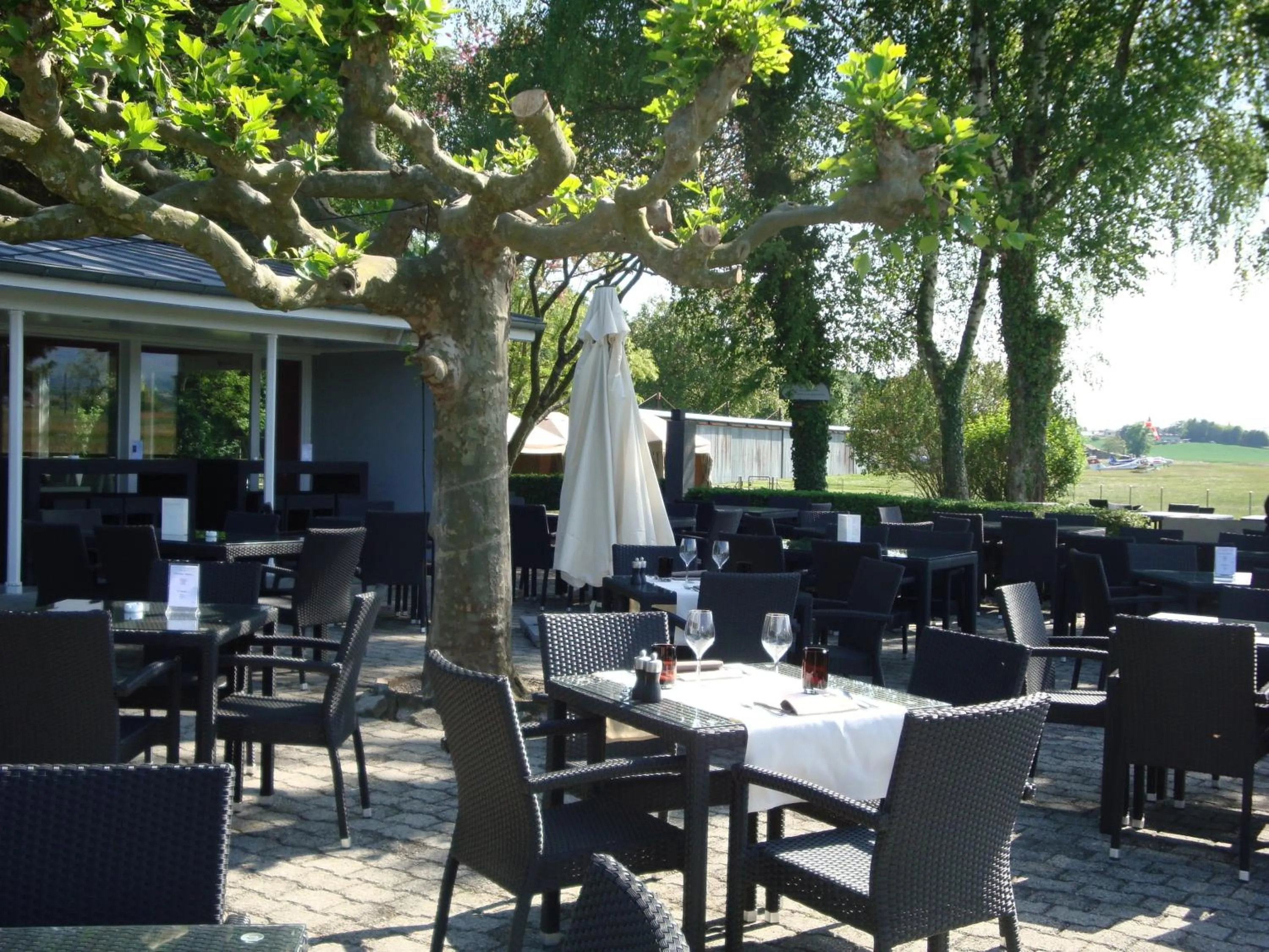 Restaurant/Places to Eat in Relais de l'Aérodrome