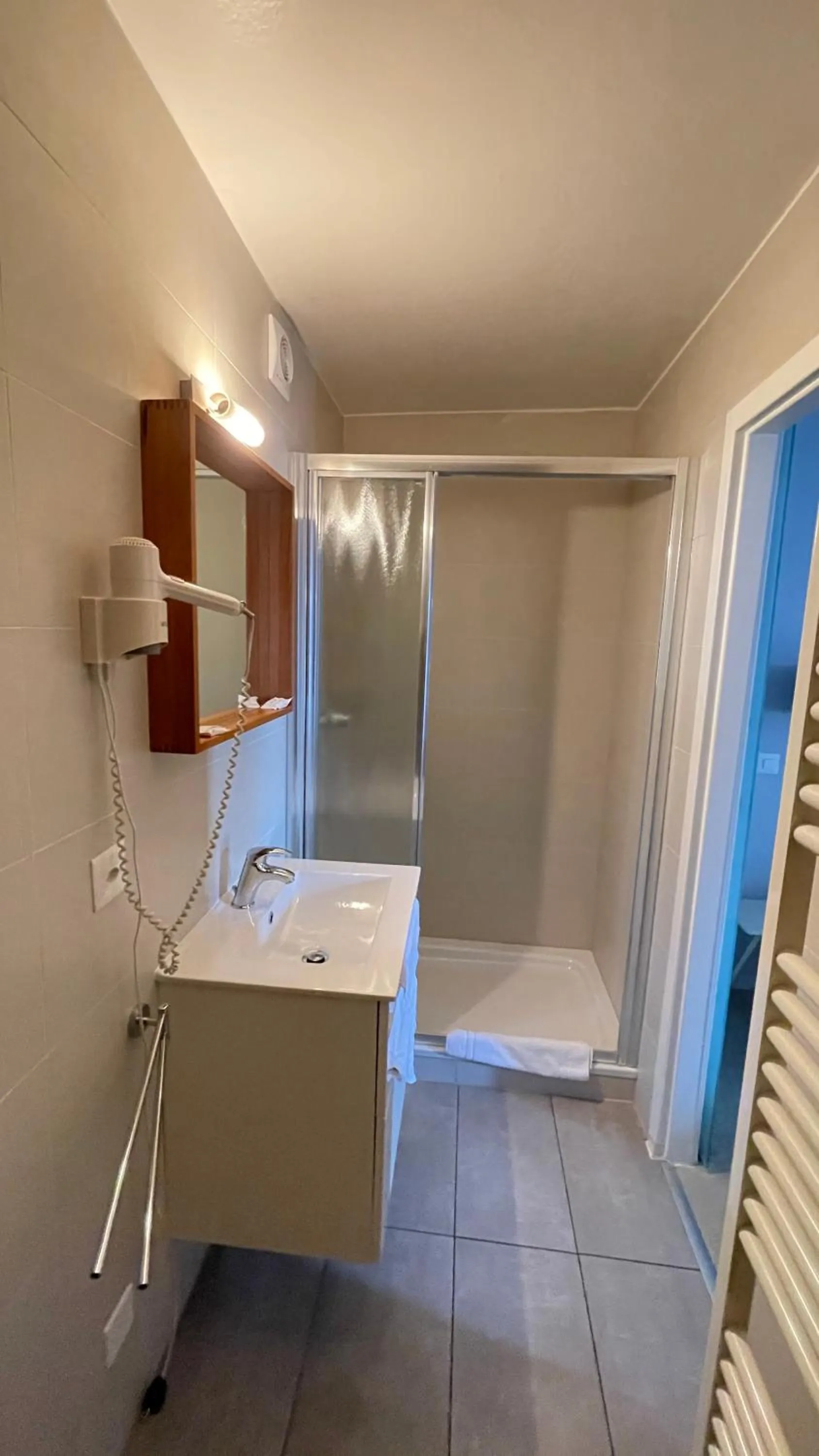 Shower, Bathroom in Relais de l'Aérodrome