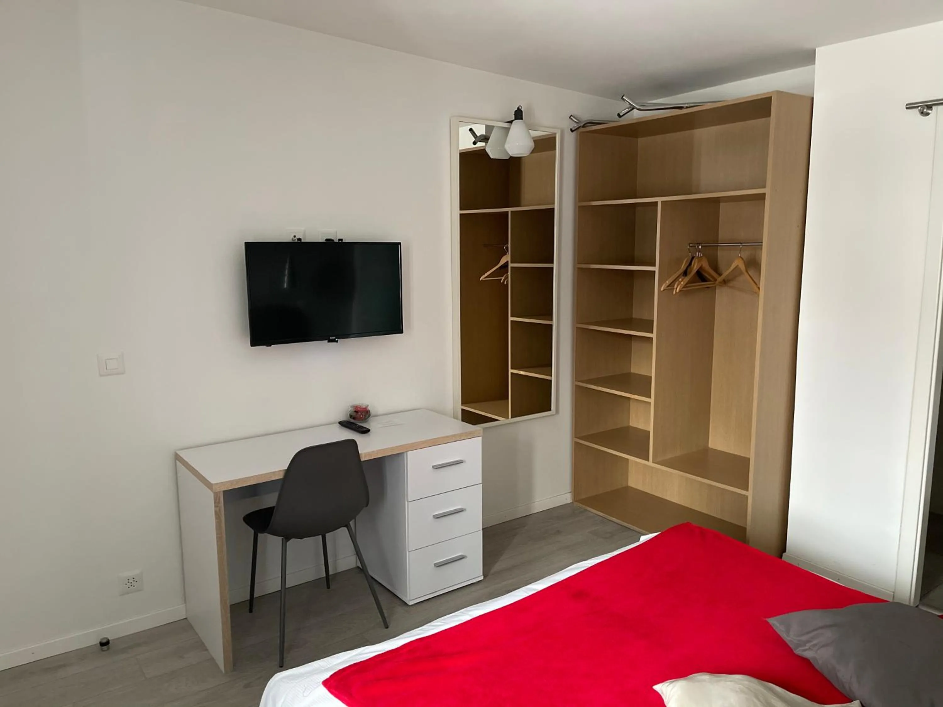 TV and multimedia in Relais de l'Aérodrome